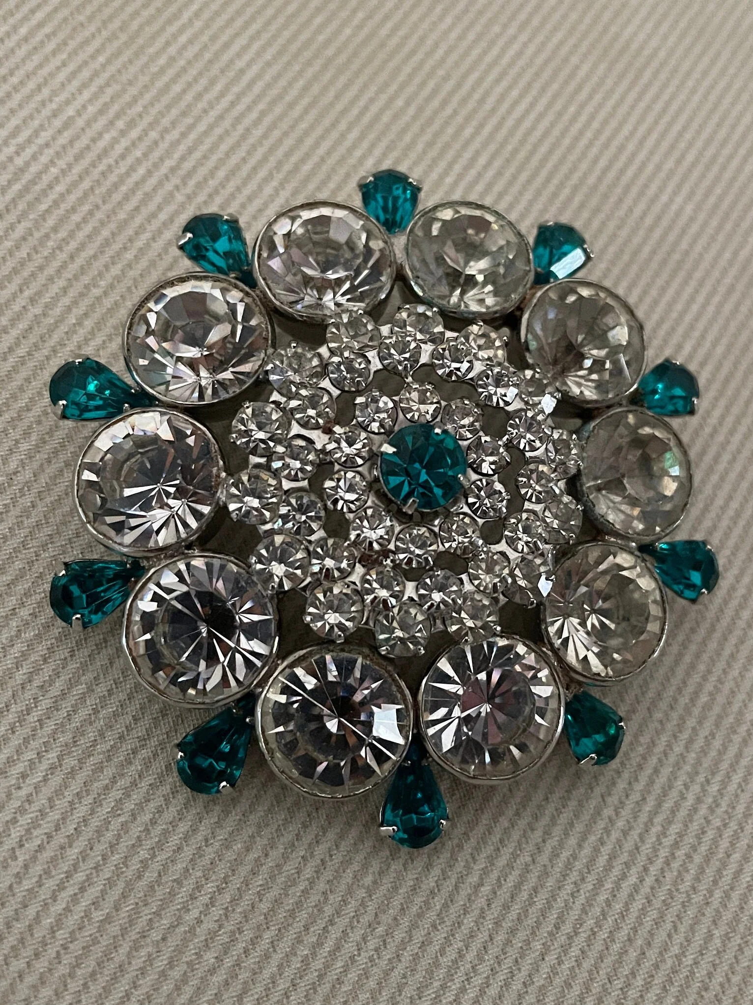 Exquisite Icy Hobe Signed Vintage Brooch Pin Diamante Emerald by Hobe - Image 3