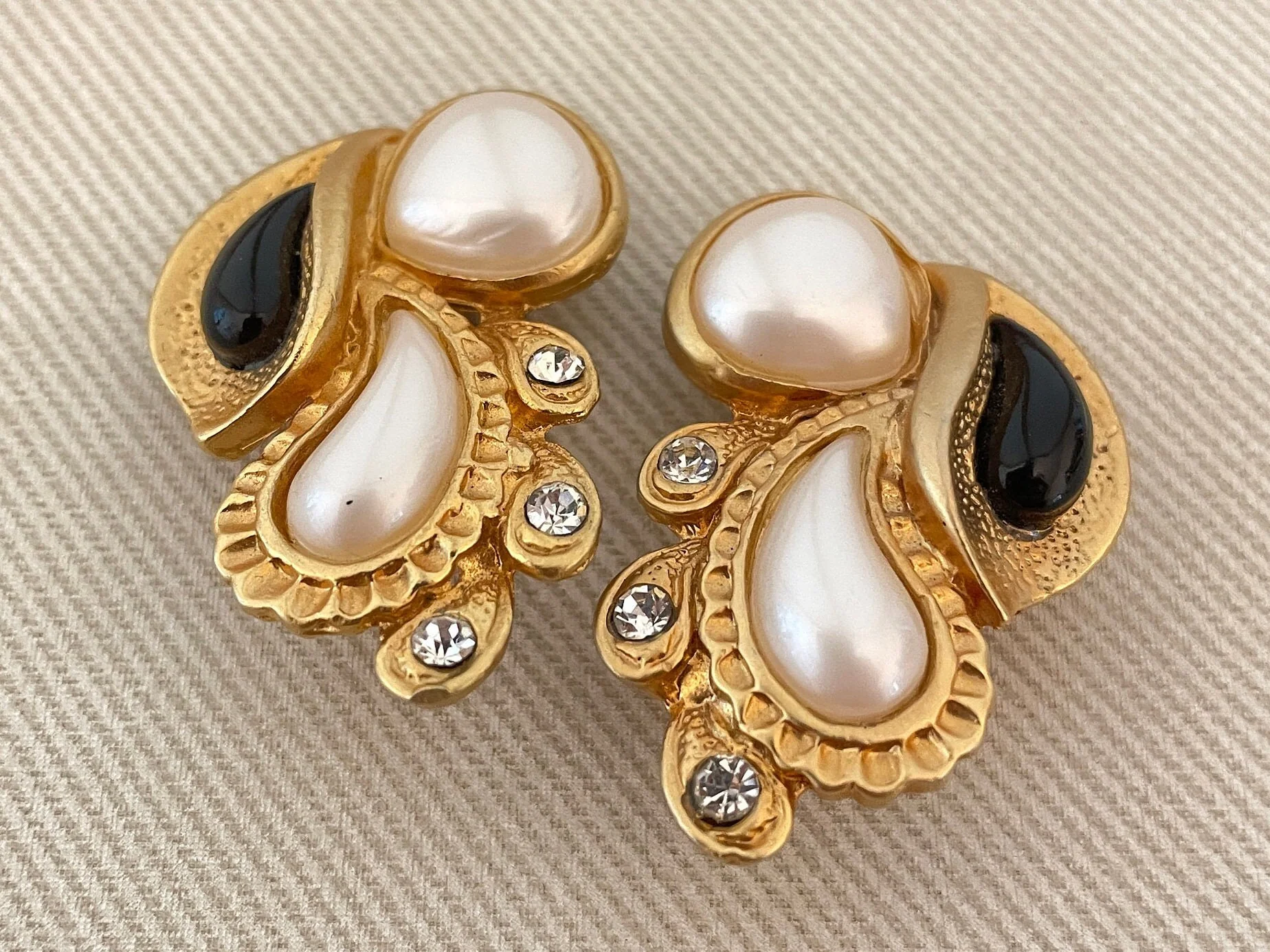Fabulous Paisley Baroque Pearl Cabochon Clip On Statement Earrings Matte Gold Tone Finish Crystal Accents - Image 3