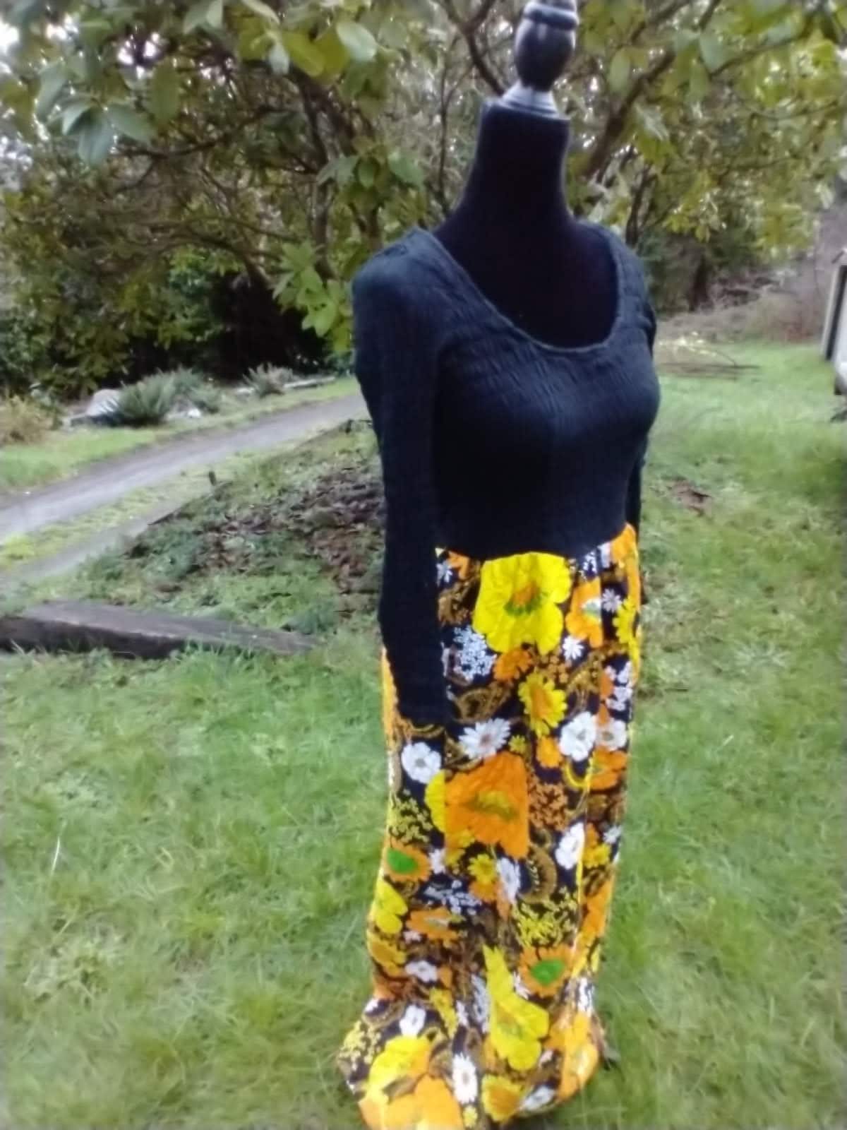 Fall Dress 60s-70s Retro Flower Quilted Maxi Dress Gold Orange Women's Small Thanksgiving Dress by Mary Tyler Moore - Image 5