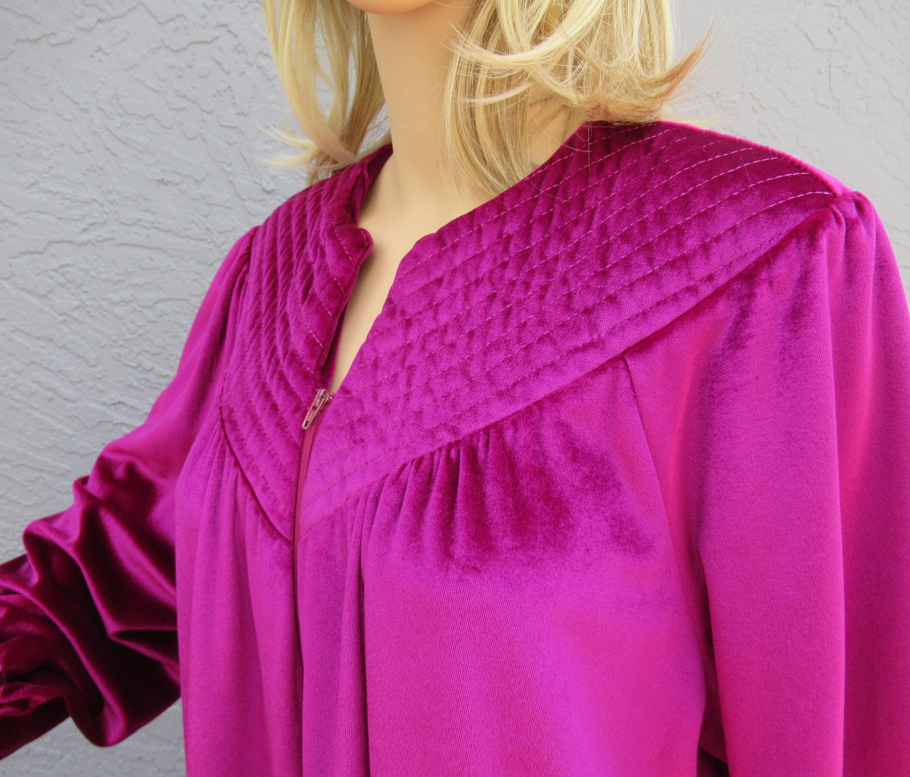 Full Length Robe It's a Charm Zip Front Burgundy Pink Warm Cuddly Arnel and Nylon Mix Fabric Quilted Yoke Vintage - Image 9