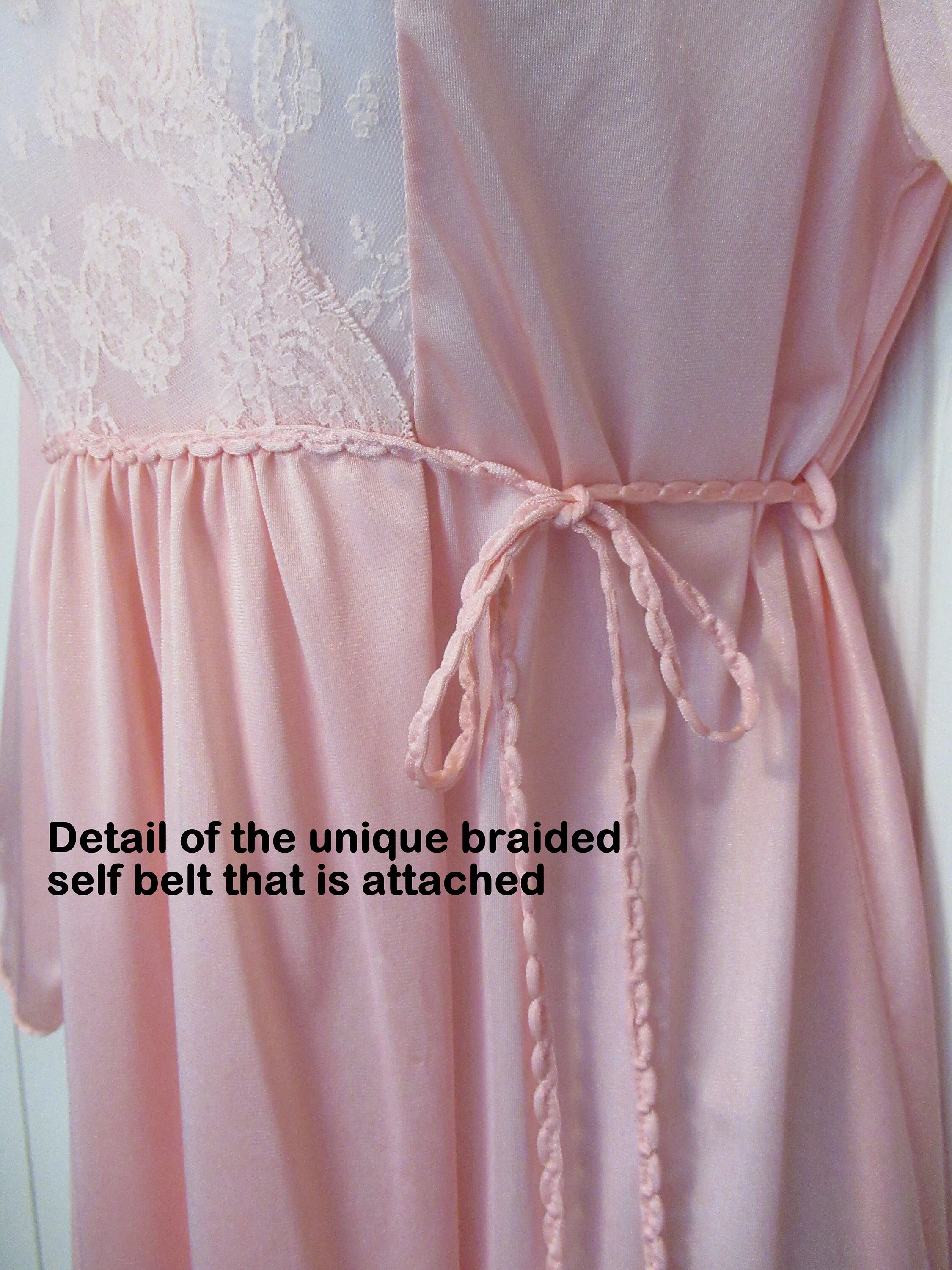 Gilead Wrap Style Robe Knee Length Pastel Pink Sheer Lace Yoke Long Sleeve Braided Self Belt Sz Small Low V Neckline Made In Usa Vtg - Image 5