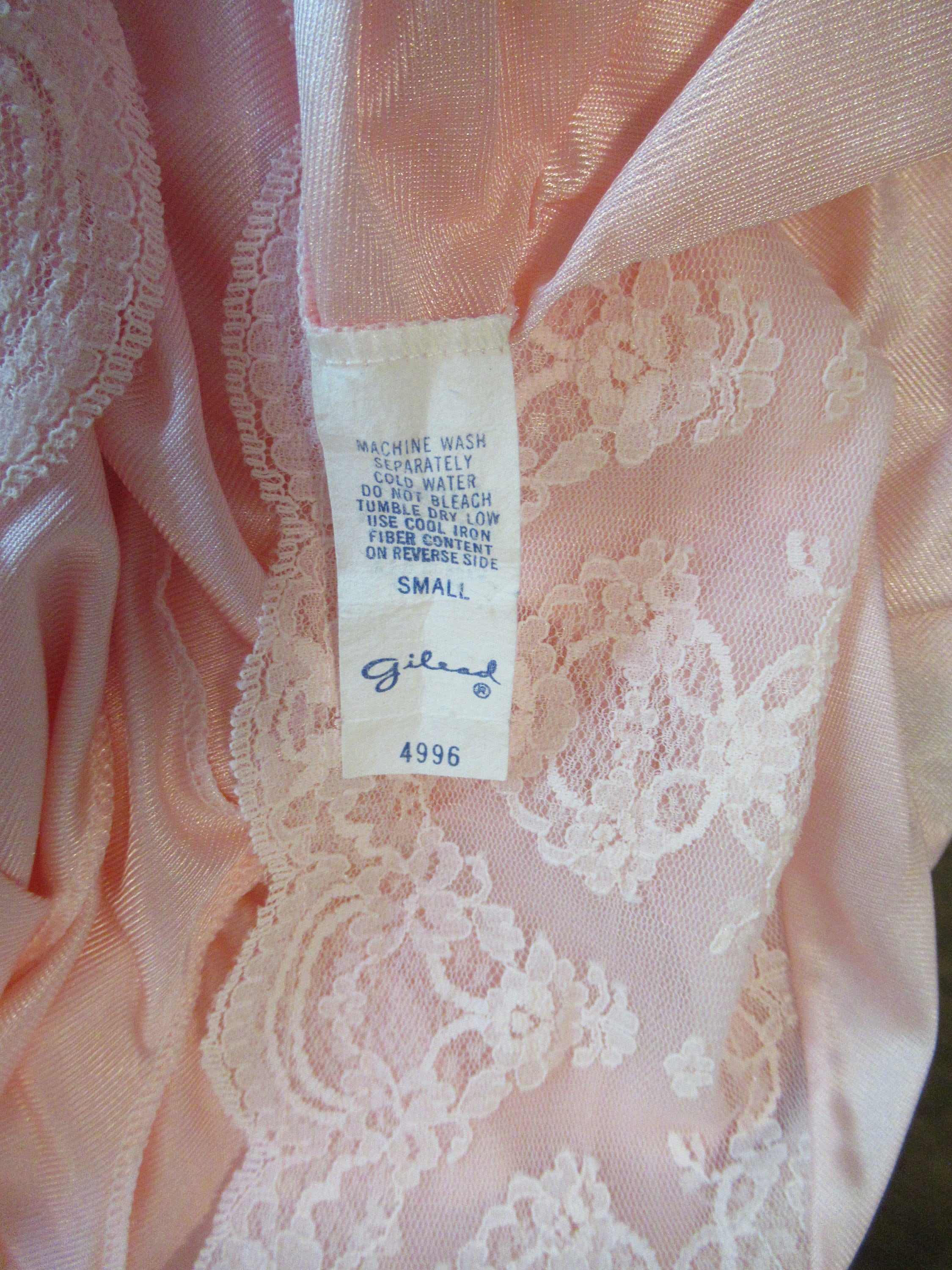 Gilead Wrap Style Robe Knee Length Pastel Pink Sheer Lace Yoke Long Sleeve Braided Self Belt Sz Small Low V Neckline Made In Usa Vtg - Image 6