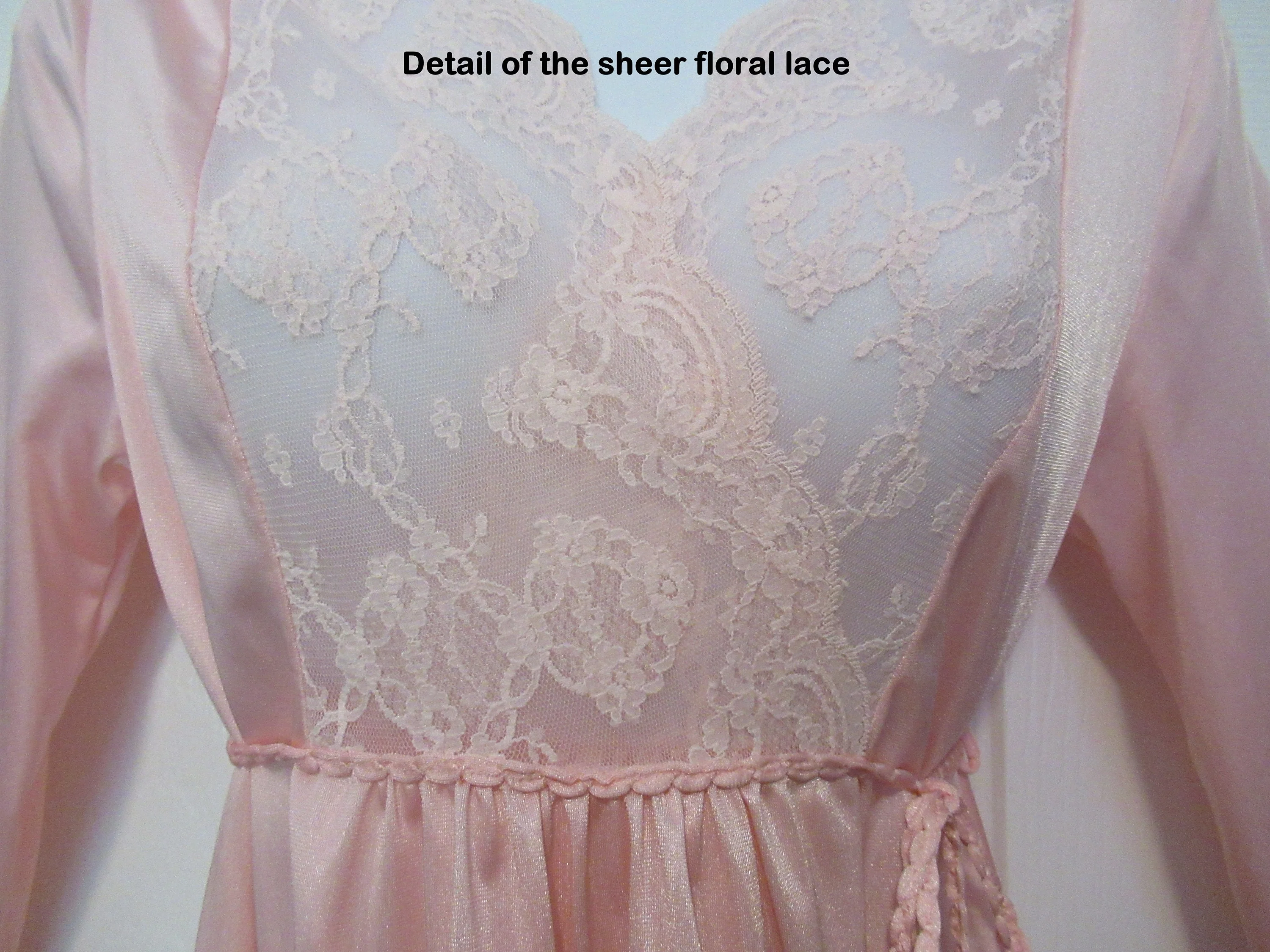 Gilead Wrap Style Robe Knee Length Pastel Pink Sheer Lace Yoke Long Sleeve Braided Self Belt Sz Small Low V Neckline Made In Usa Vtg - Image 7