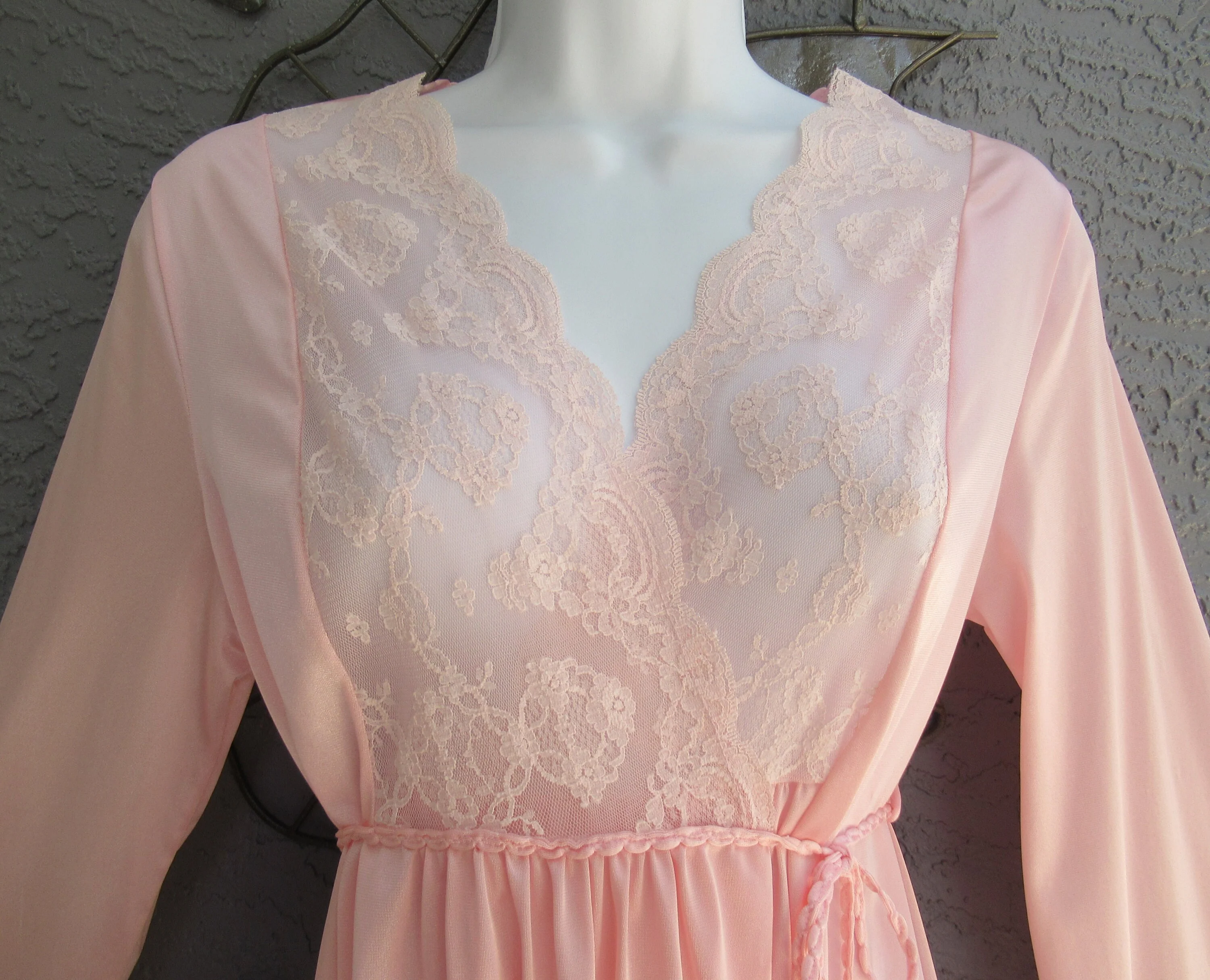 Gilead Wrap Style Robe Knee Length Pastel Pink Sheer Lace Yoke Long Sleeve Braided Self Belt Sz Small Low V Neckline Made In Usa Vtg - Image 9