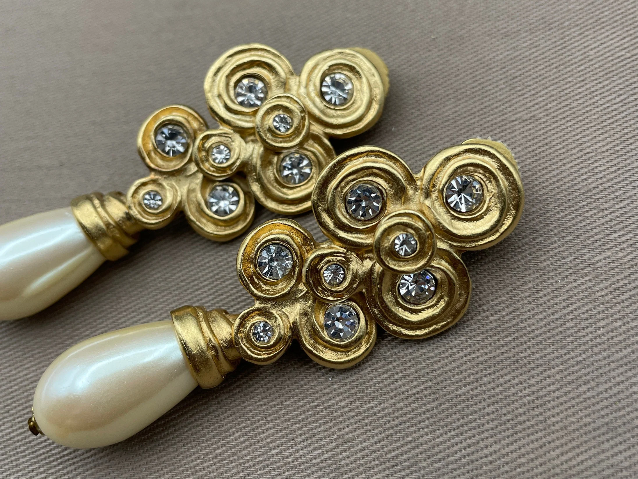 Gorgeous Etruscan Signed Lazuli Baroque Clip-On Dangle Statement Earrings Gilt Gold Runway Couture Pearls by Lazuli - Image 3
