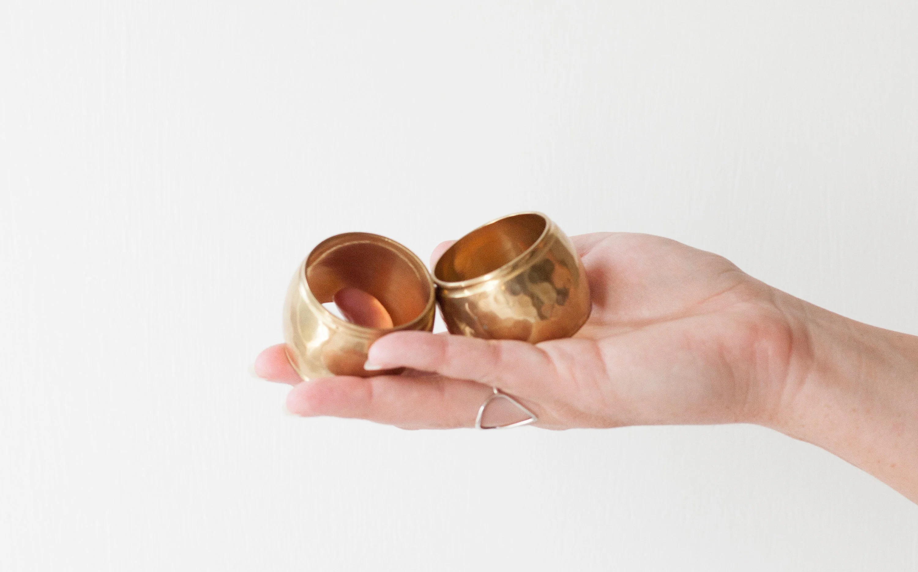 Hammered Brass Napkin Rings Set of Six Vintage - Image 8