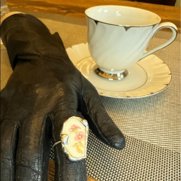 Handcrafted Ring with Vintage Hibiscus Flowers Broken China and Soft Solder 7 25 - Image 12