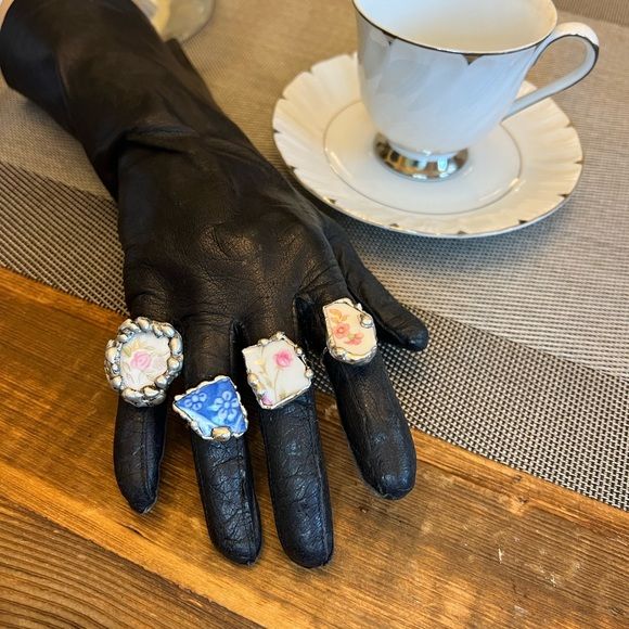 Handcrafted Ring with Vintage Hibiscus Flowers Broken China and Soft Solder 7 25 - Image 9