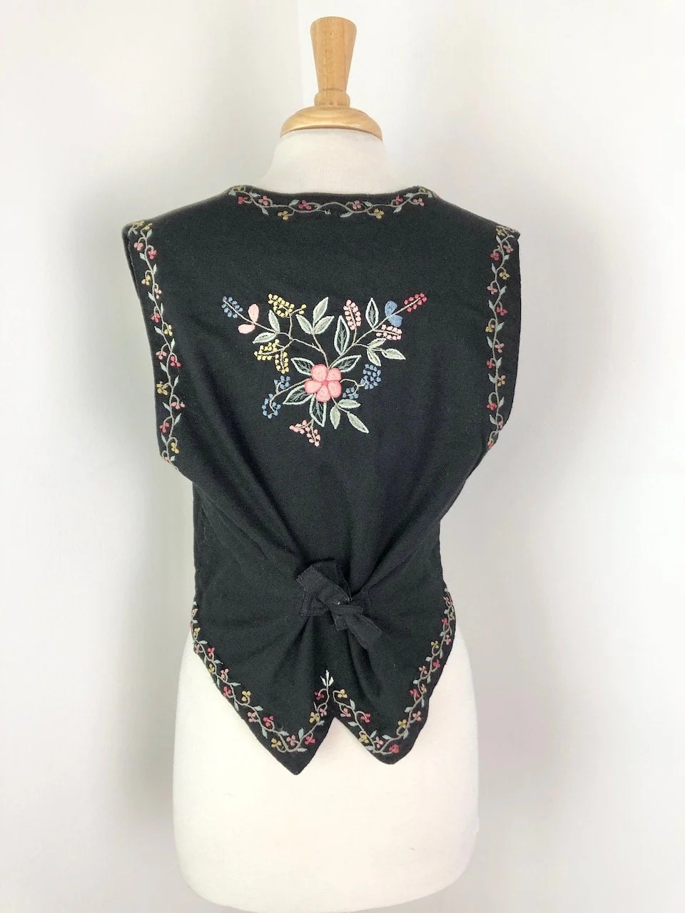 Large To Large Vintage Folk Floral Embroidered Vest by New Directions - Image 2