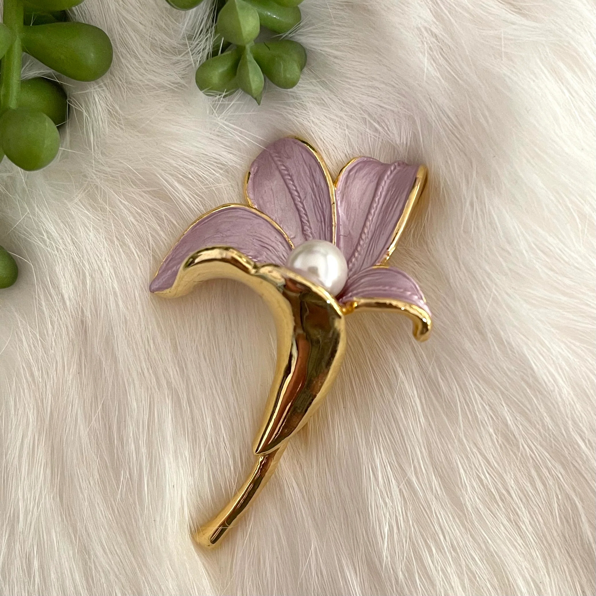 Lavender Lily Flower Brooch - Image 4