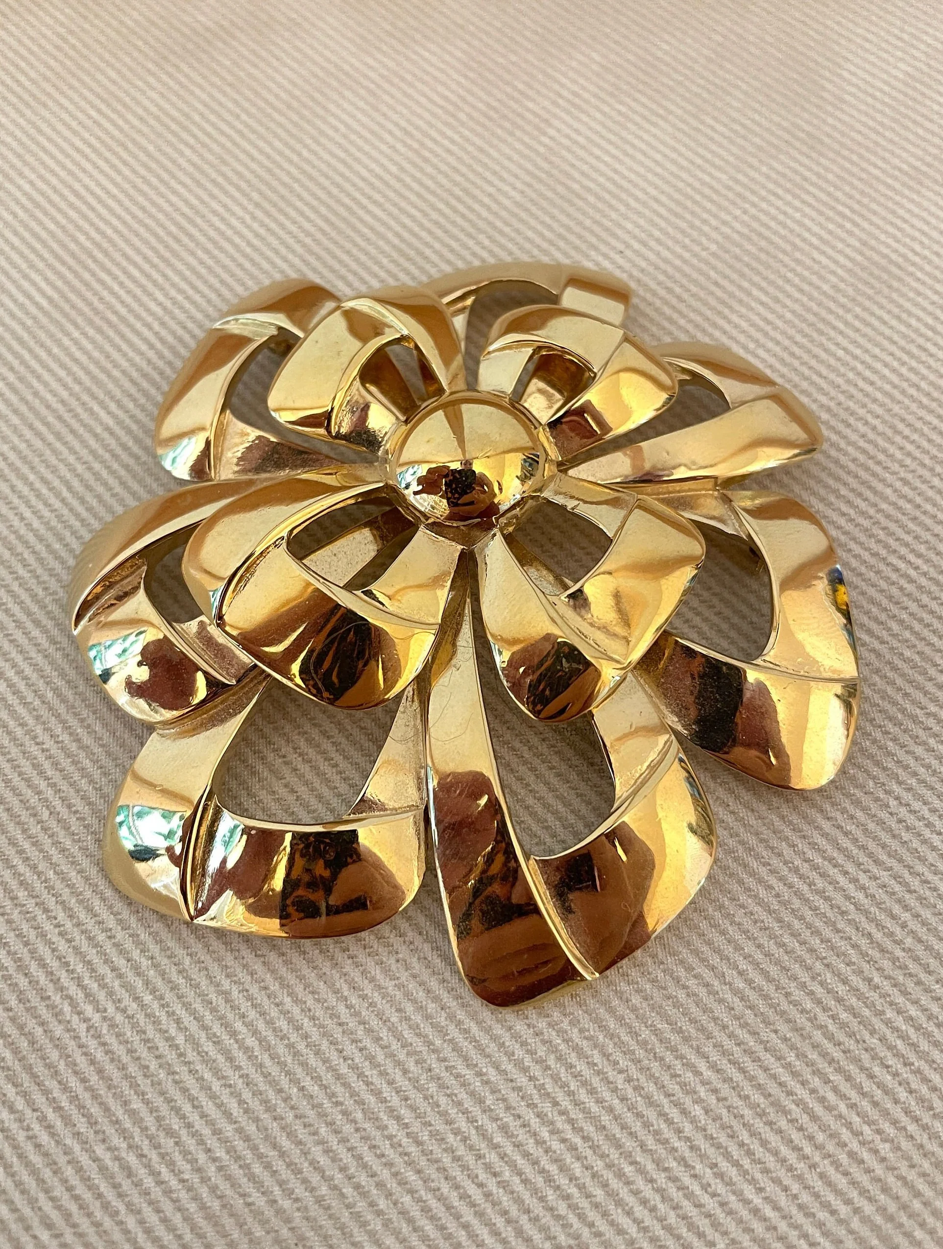Massive Ribbon Bow Vintage Brooch Pin by Trifari - Image 3