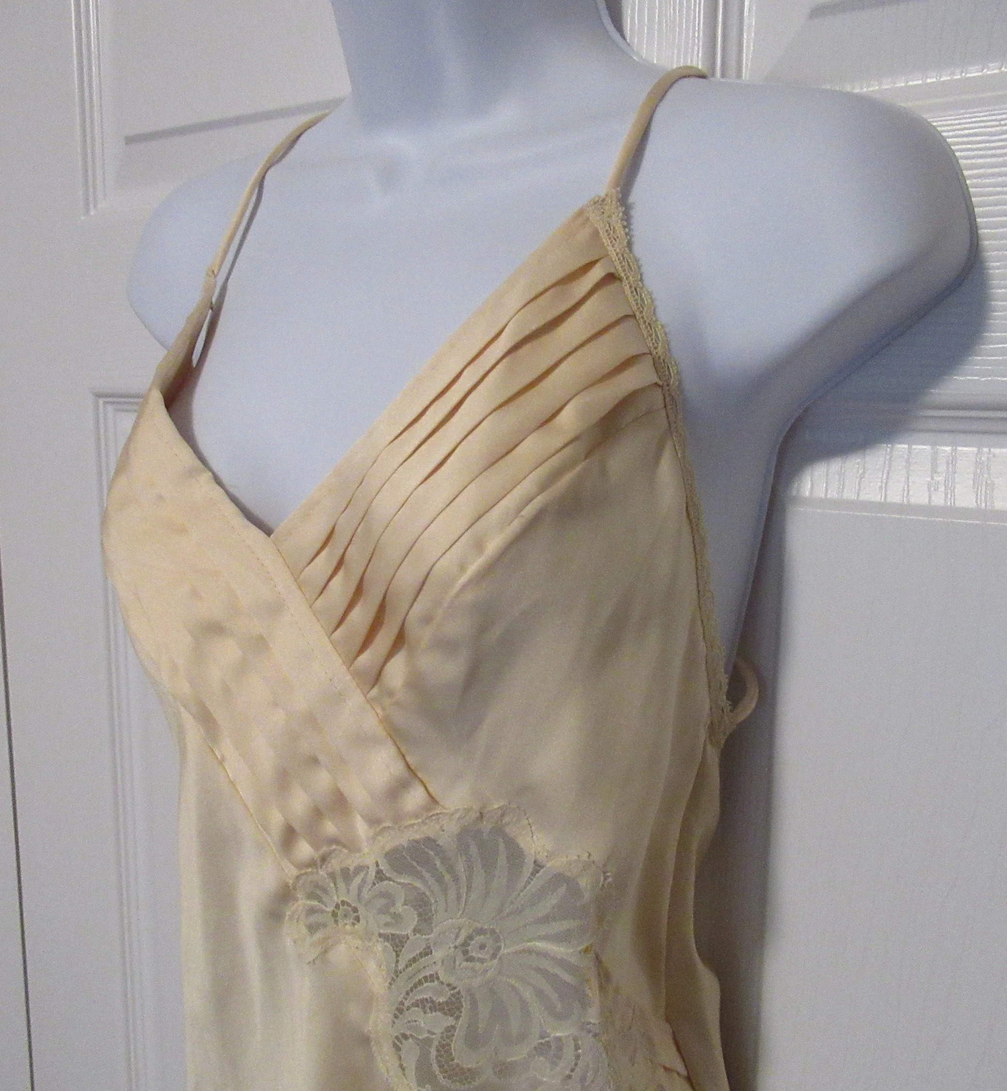 Med Babydoll Gown Lily of France Rosa Puleo-Ule Deep V 37 Spaghetti Straps Crisscross Low Back Beige Polyester Vintage by Lily Of France - Image 4