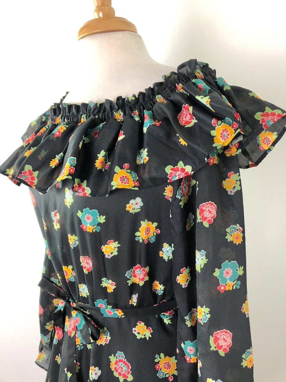 Medium To Large Vintage 70s Black Floral Off The Shoulder Peasant Dress - Image 5