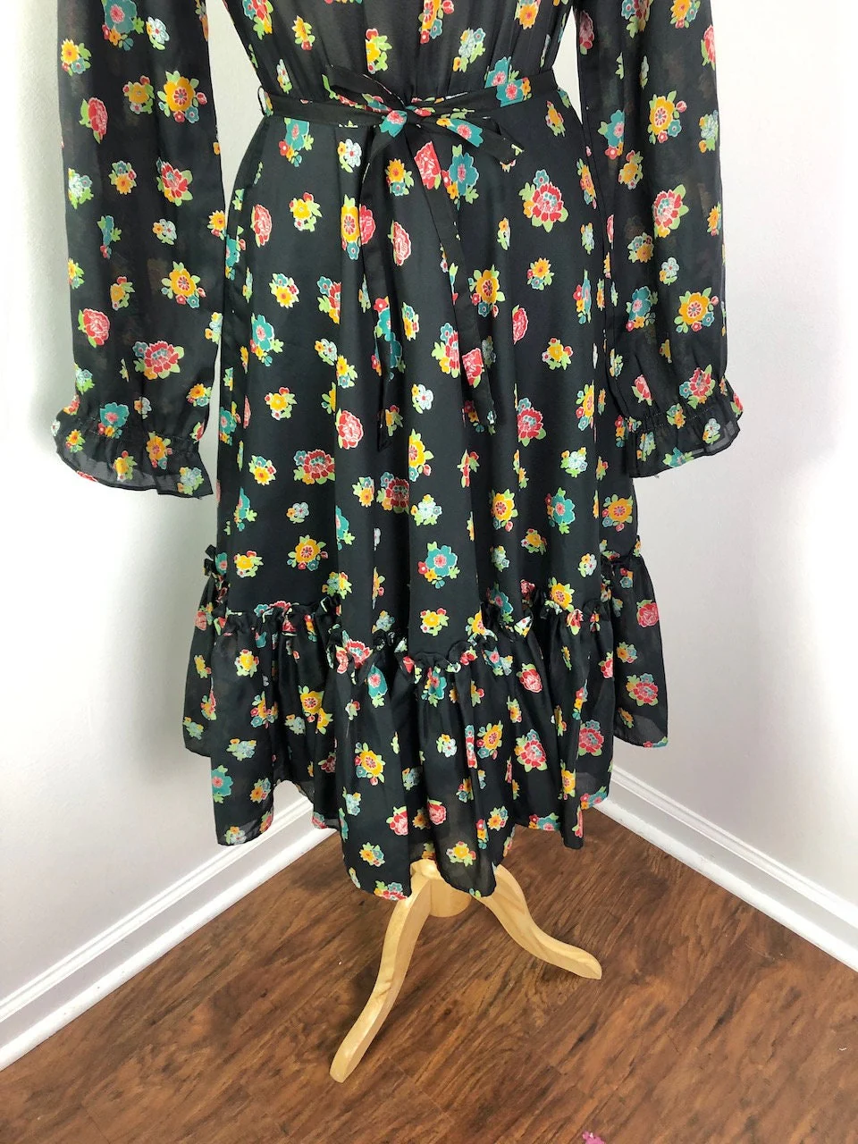 Medium To Large Vintage 70s Black Floral Off The Shoulder Peasant Dress - Image 8