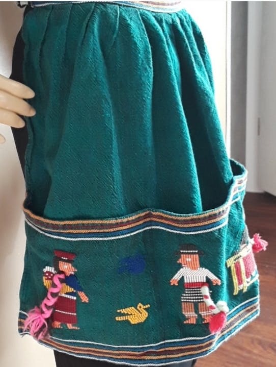 Mexican Embroidered Apron with Pockets by Tejeduria Telas Tipicas Villa San Miguel - Image 3