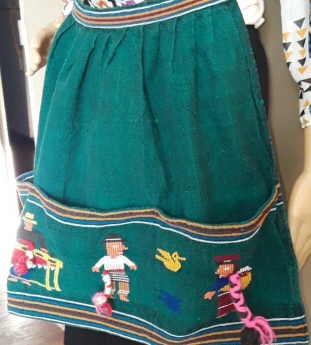 Mexican Embroidered Apron with Pockets by Tejeduria Telas Tipicas Villa San Miguel - Image 4