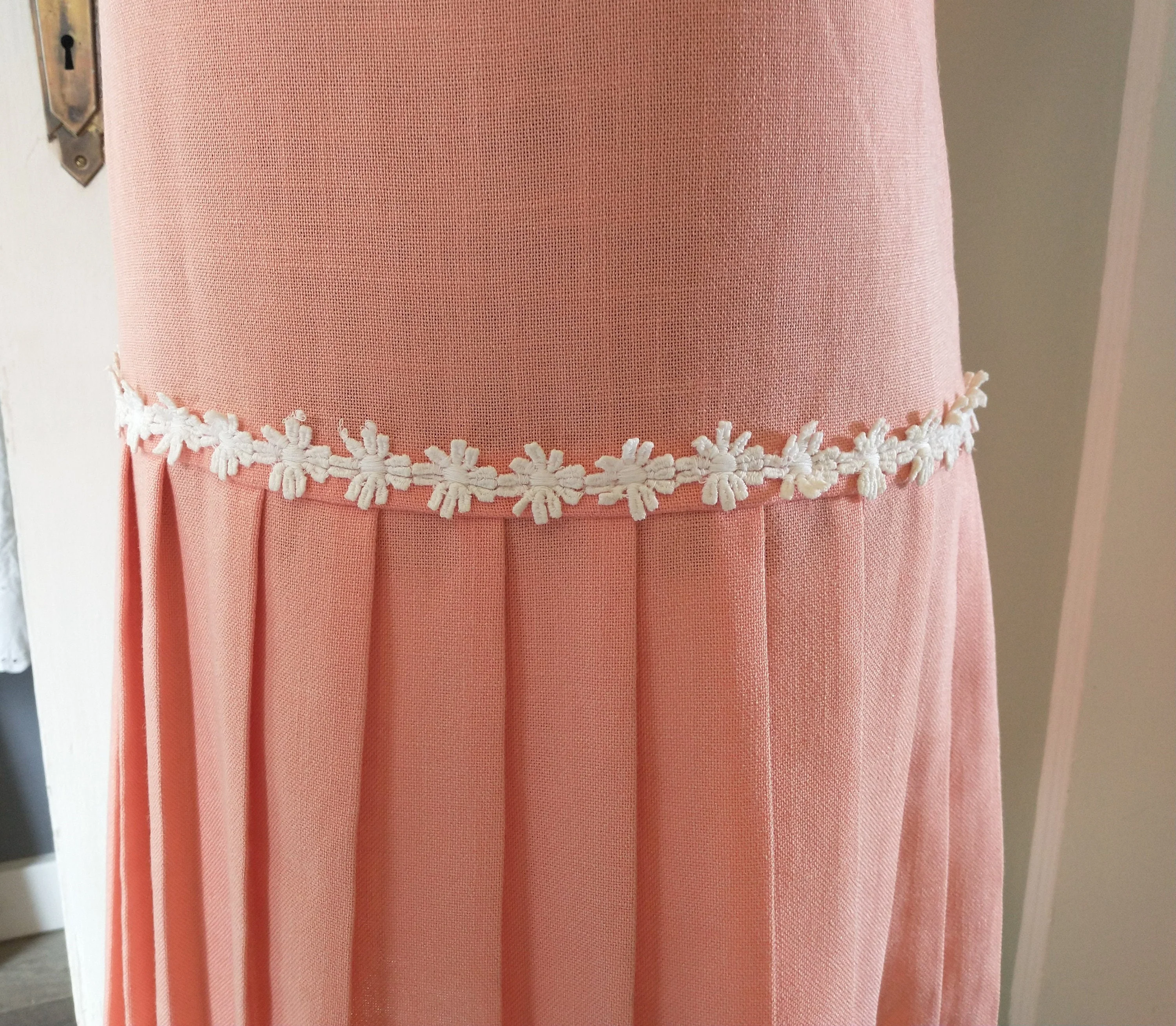 Midcentury 20s Style Dropwaist Shift Dress Women's Small Apricot Colored Women's Small Sleeveless Summer Rickrack Neckline - Image 7