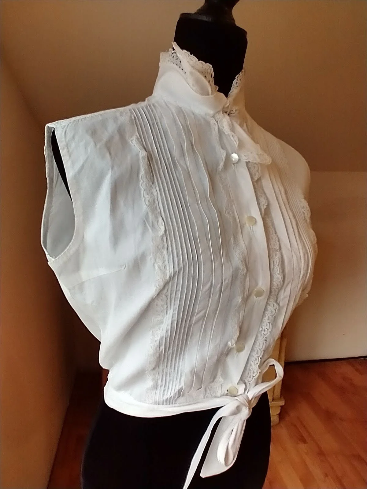 Midcentury White Sleeveless Victorian Blouse Lace Buttons Up Ties At Neck and Waist Size Small Women's - Image 7