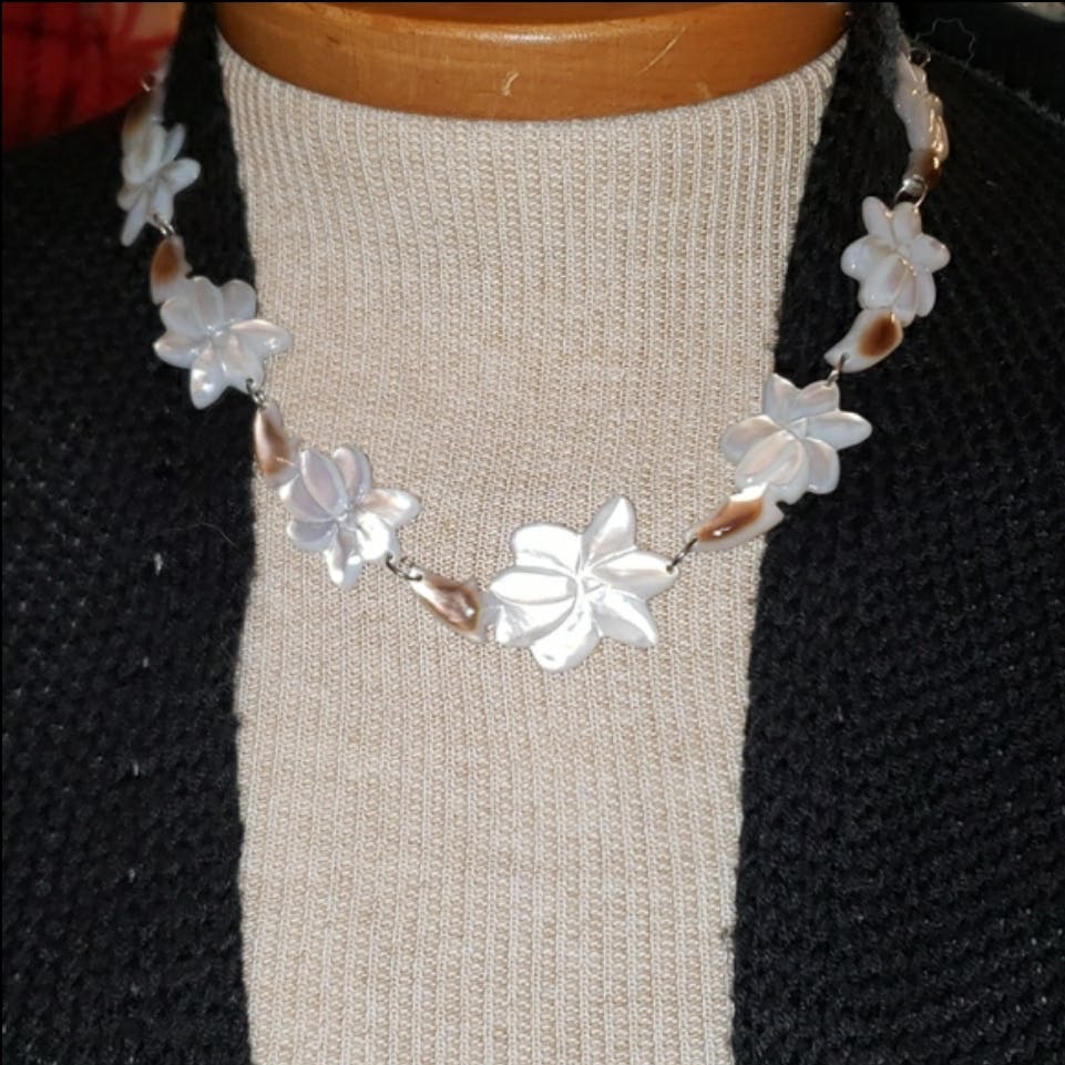 Mother of Pearl Hawaiian Flower Necklace - Image 3