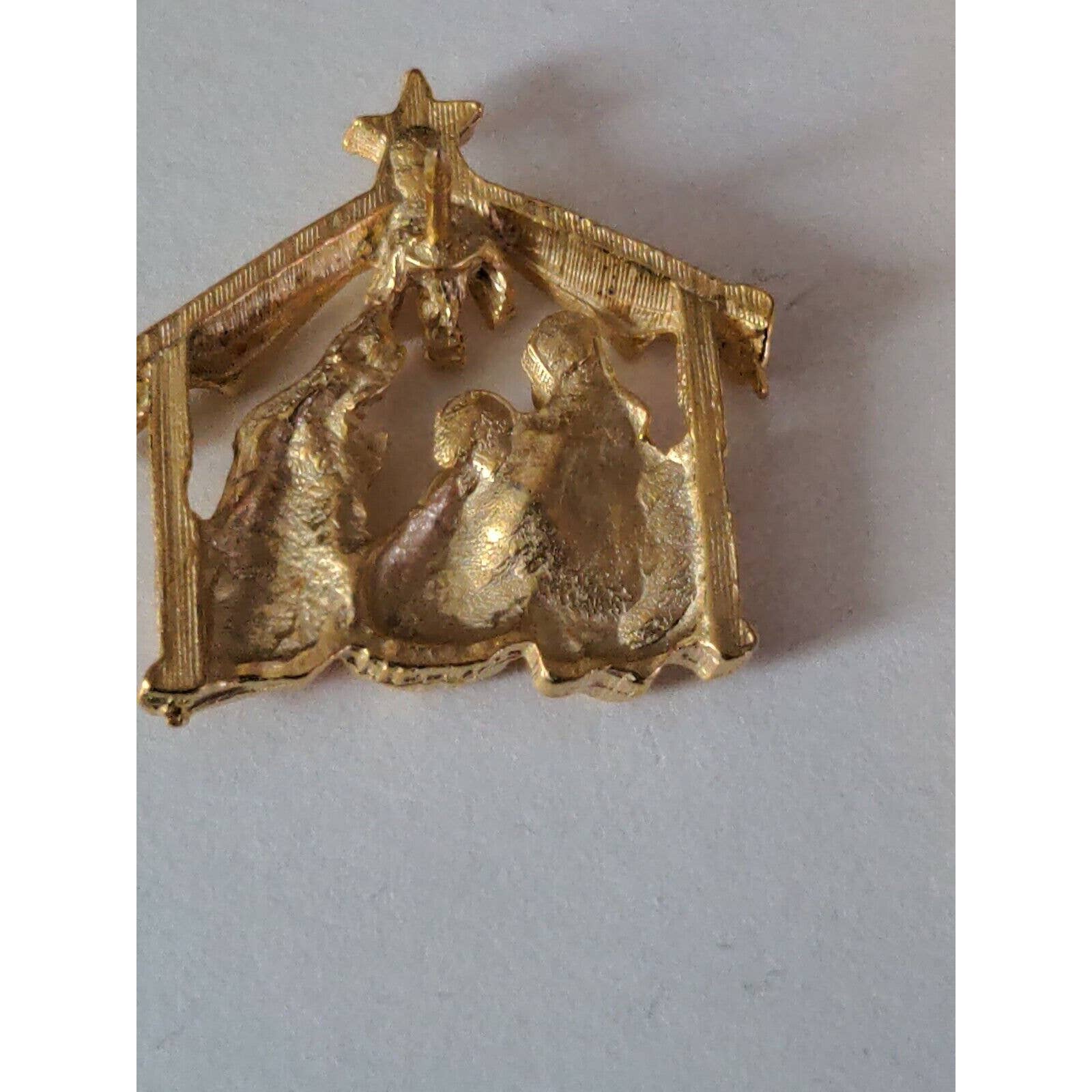 Nativity Scene 3d Jesus Manger Holiday Christmas Tack Pin 1. 25" Carded - Image 2