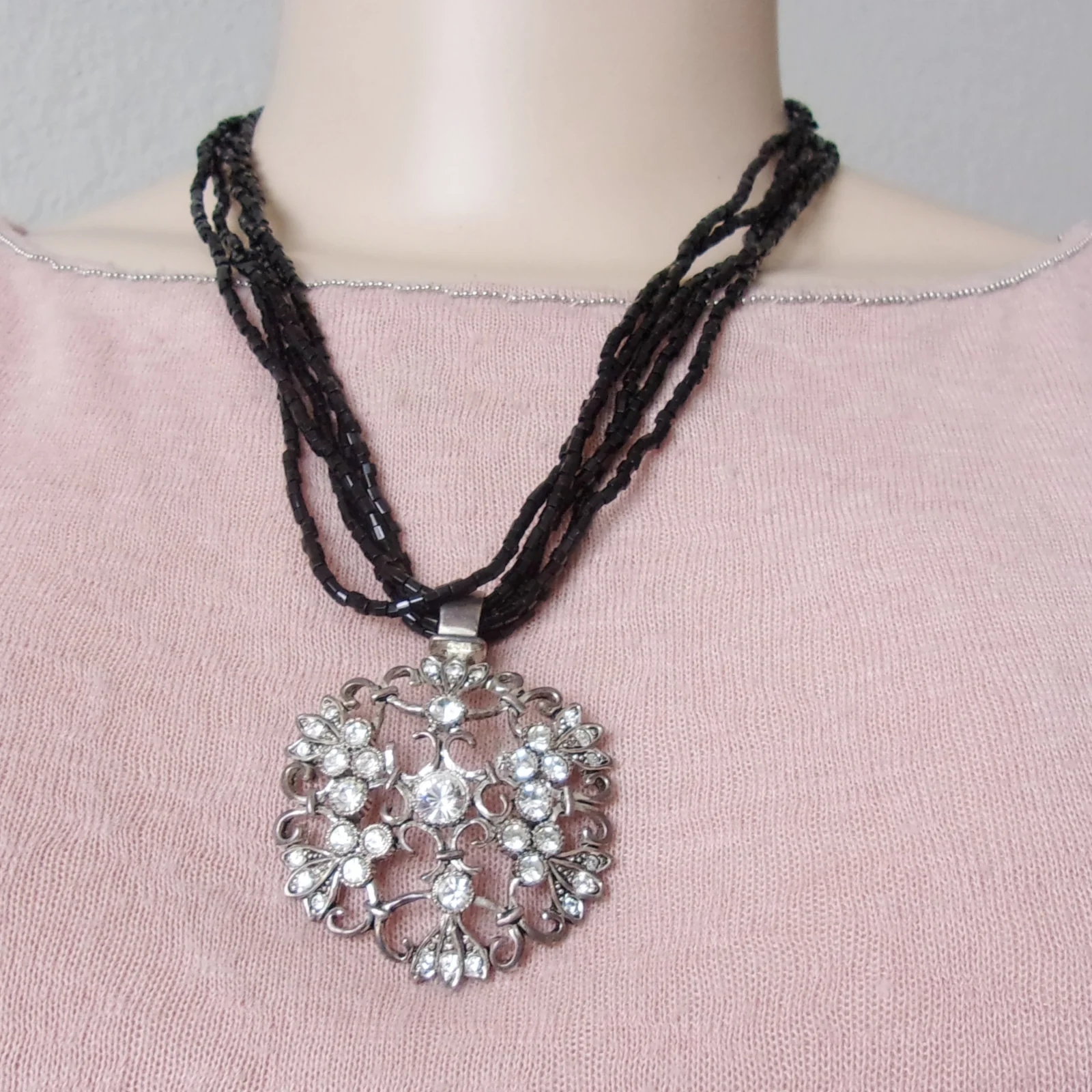 Necklace Black Seed Beads Floral Pendant - Image 3