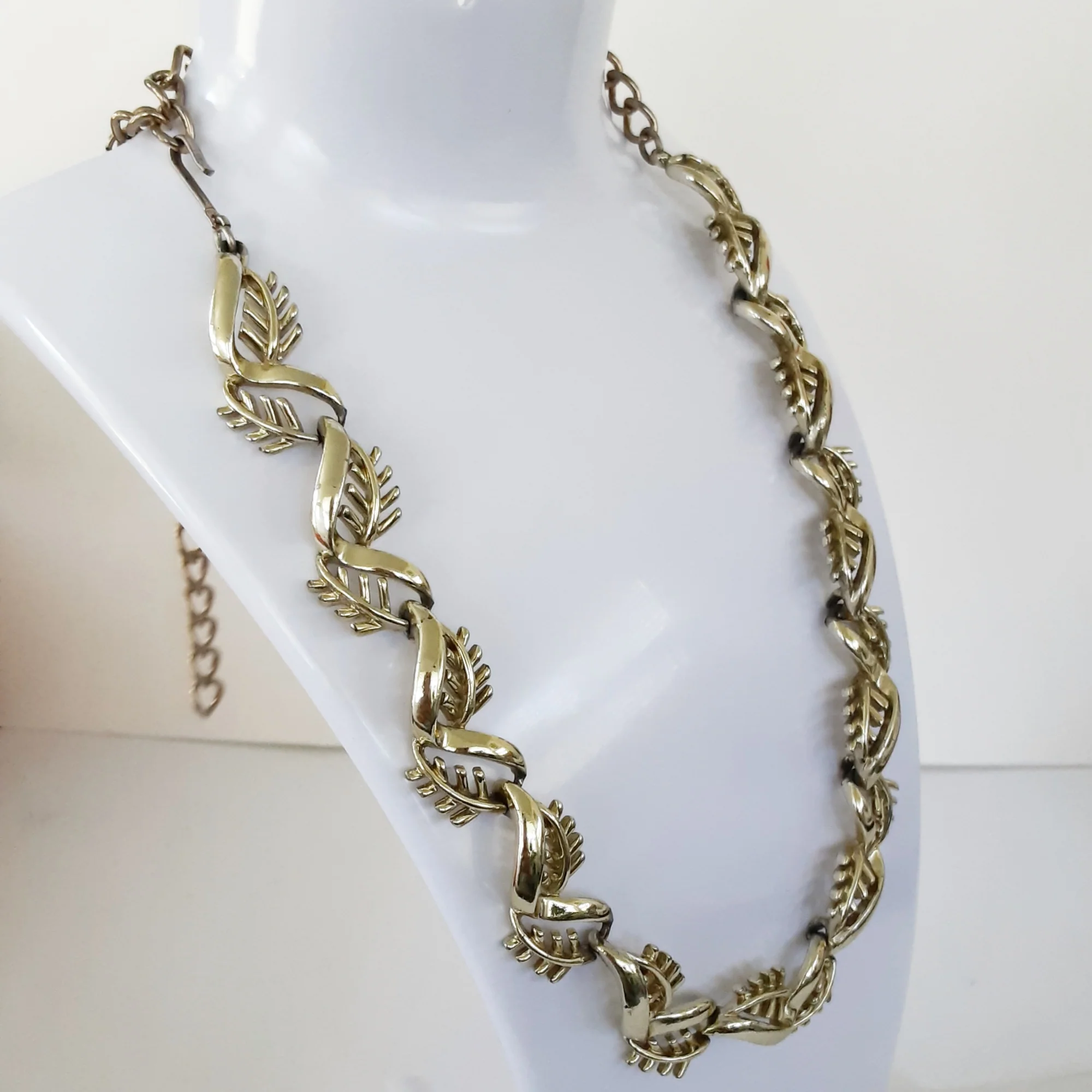 Necklace Leafy Openwork Goldtone By Coro - Image 3