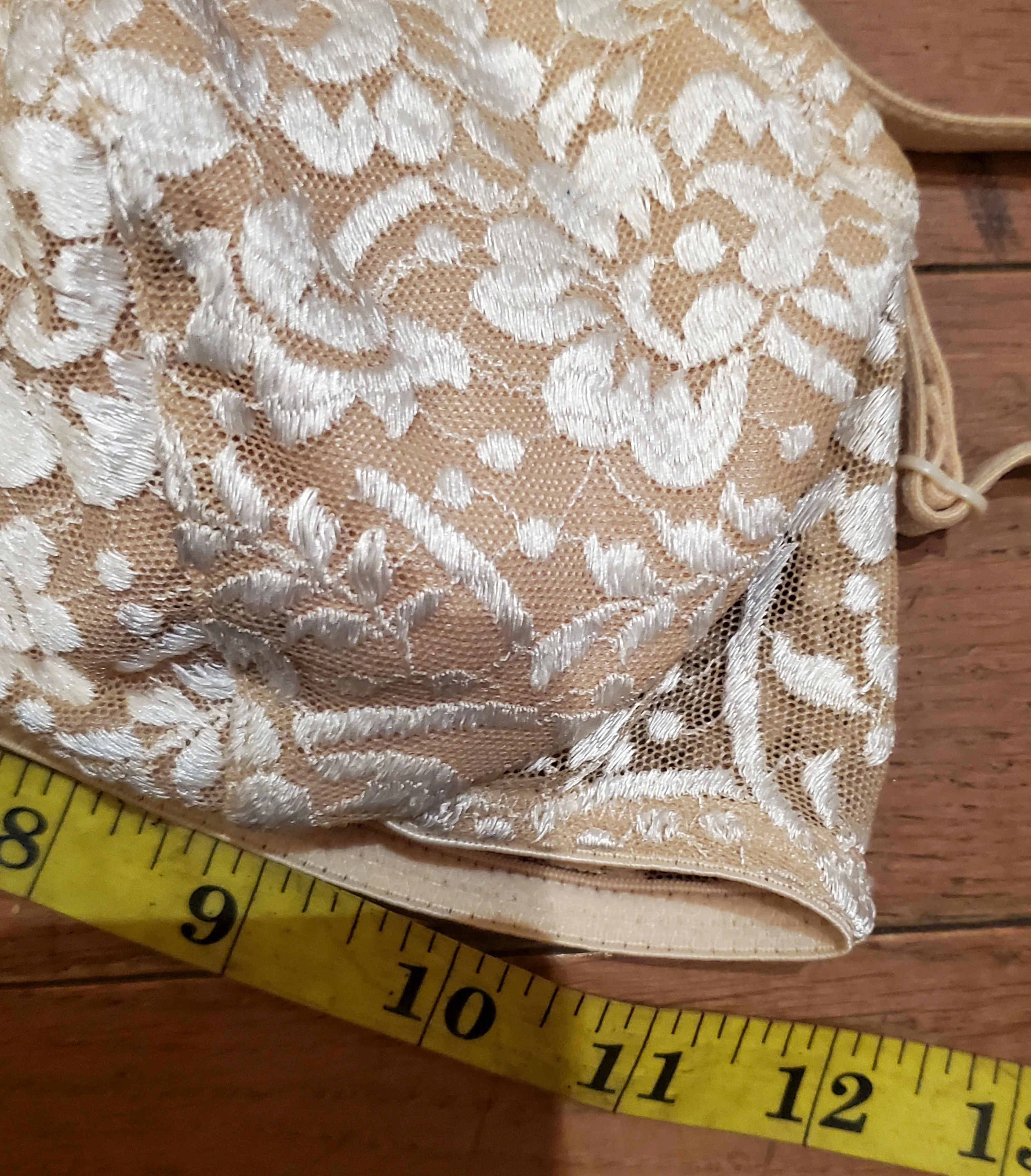 Off White Floral Lace Push Up Bra By Oscar de la Renta - Image 8
