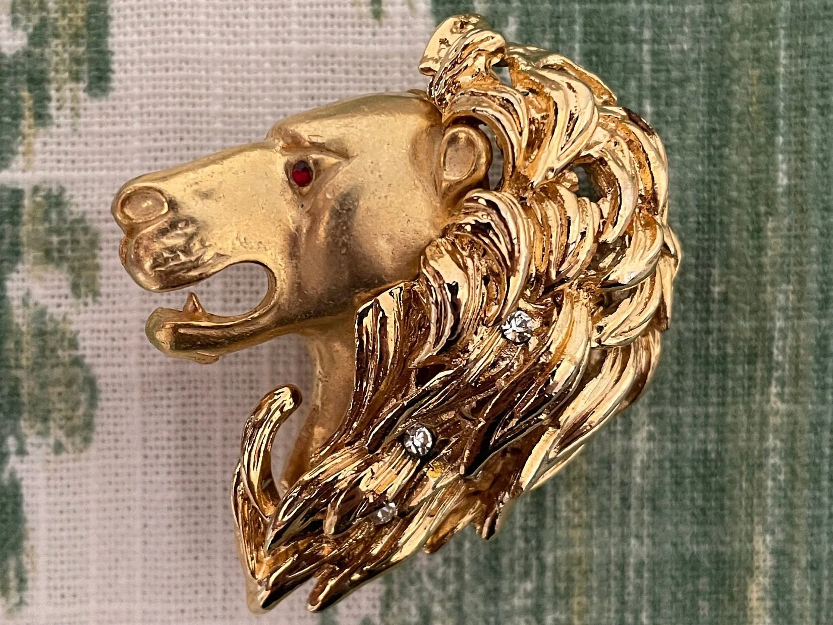 Ornate Gold Lion's Head Vintage Brooch Pin - Image 2