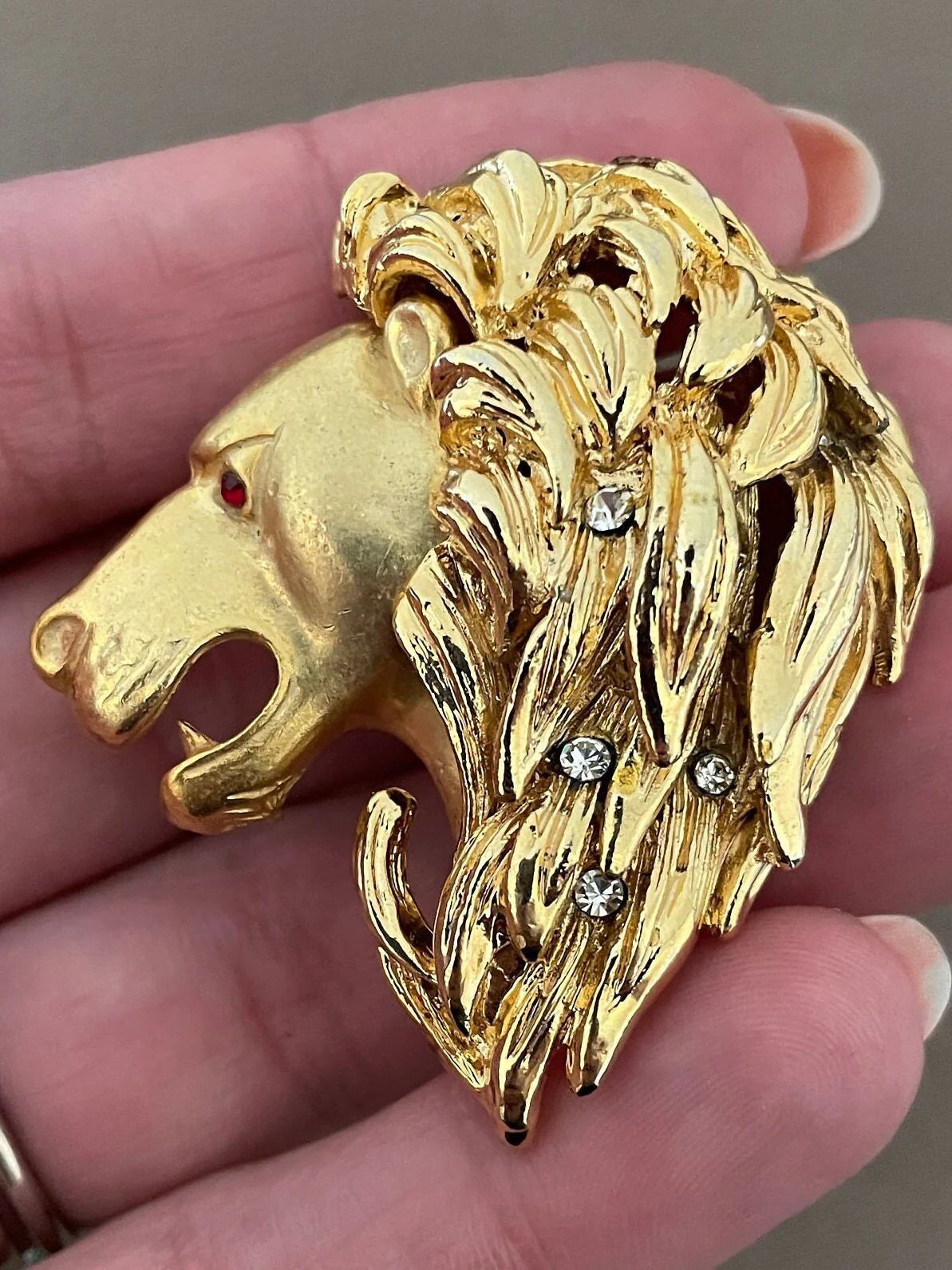 Ornate Gold Lion's Head Vintage Brooch Pin - Image 6