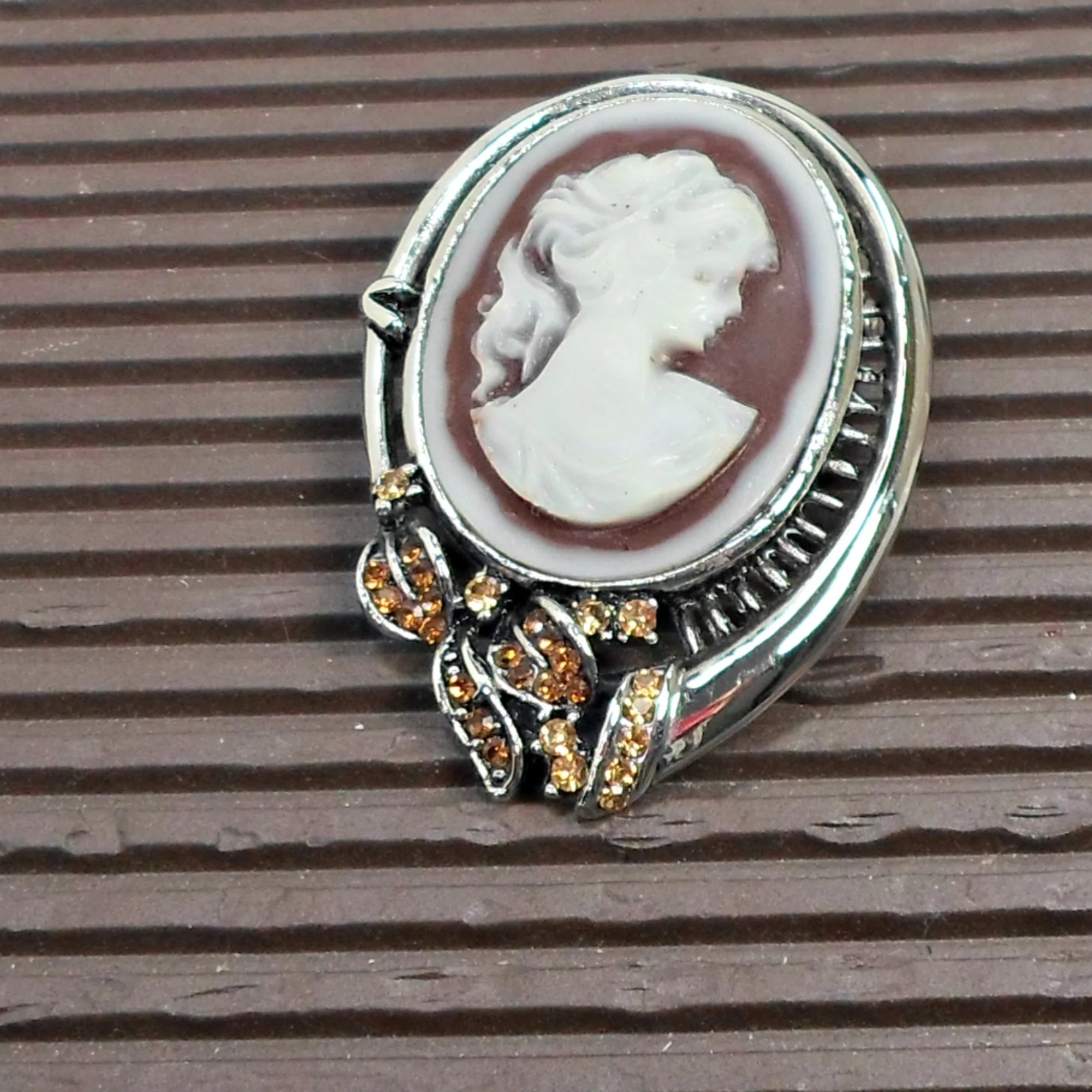 Pin Pendant Brown Cameo Yellow Rhinestone Brooch - Image 4