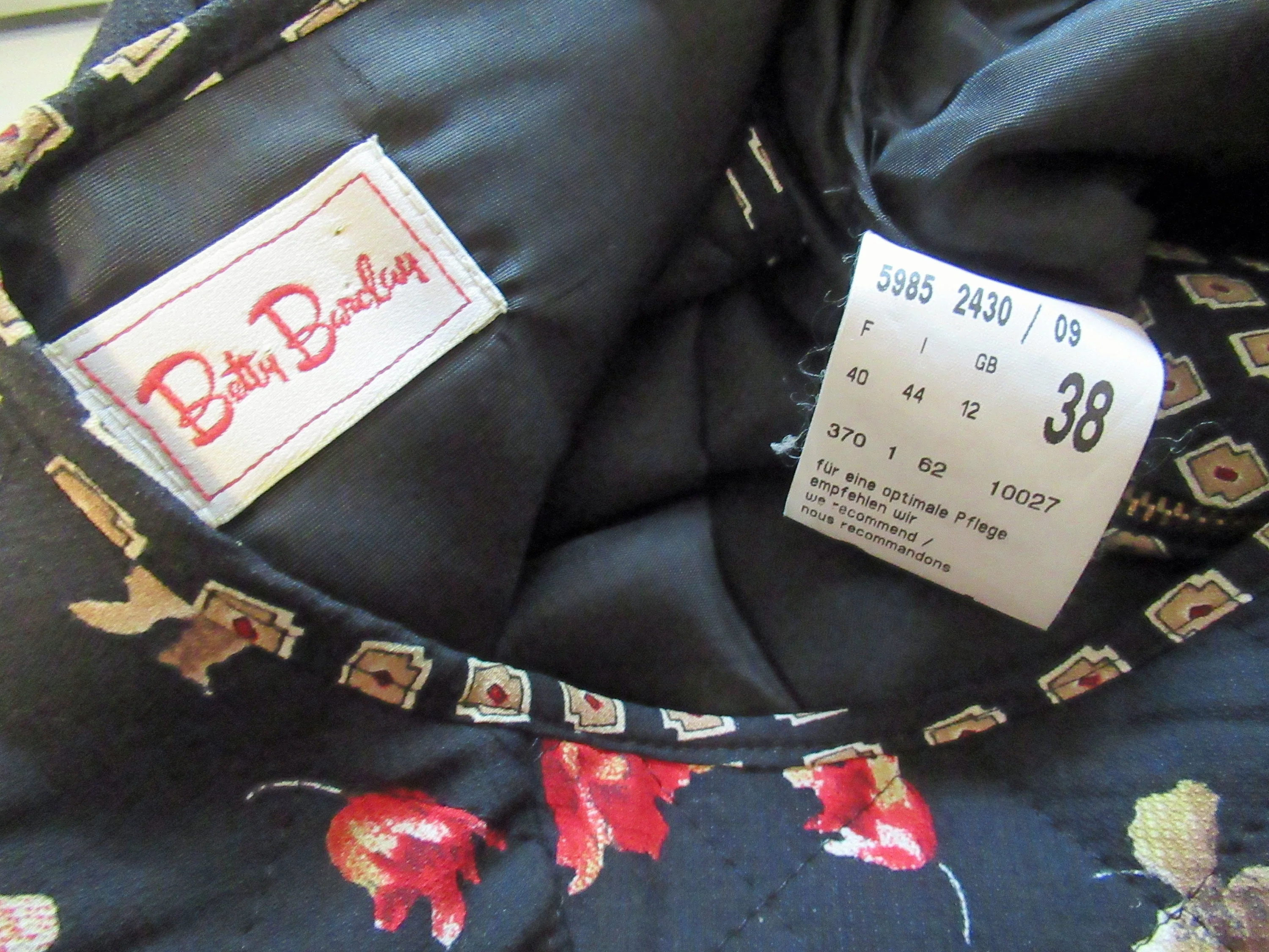 Quilted Vest Betty Barclay Autumn Leaves On Black Zip Front Zip Top Pockets Viscose W Acetate Lining European Vintage by Betty Barclay - Image 9