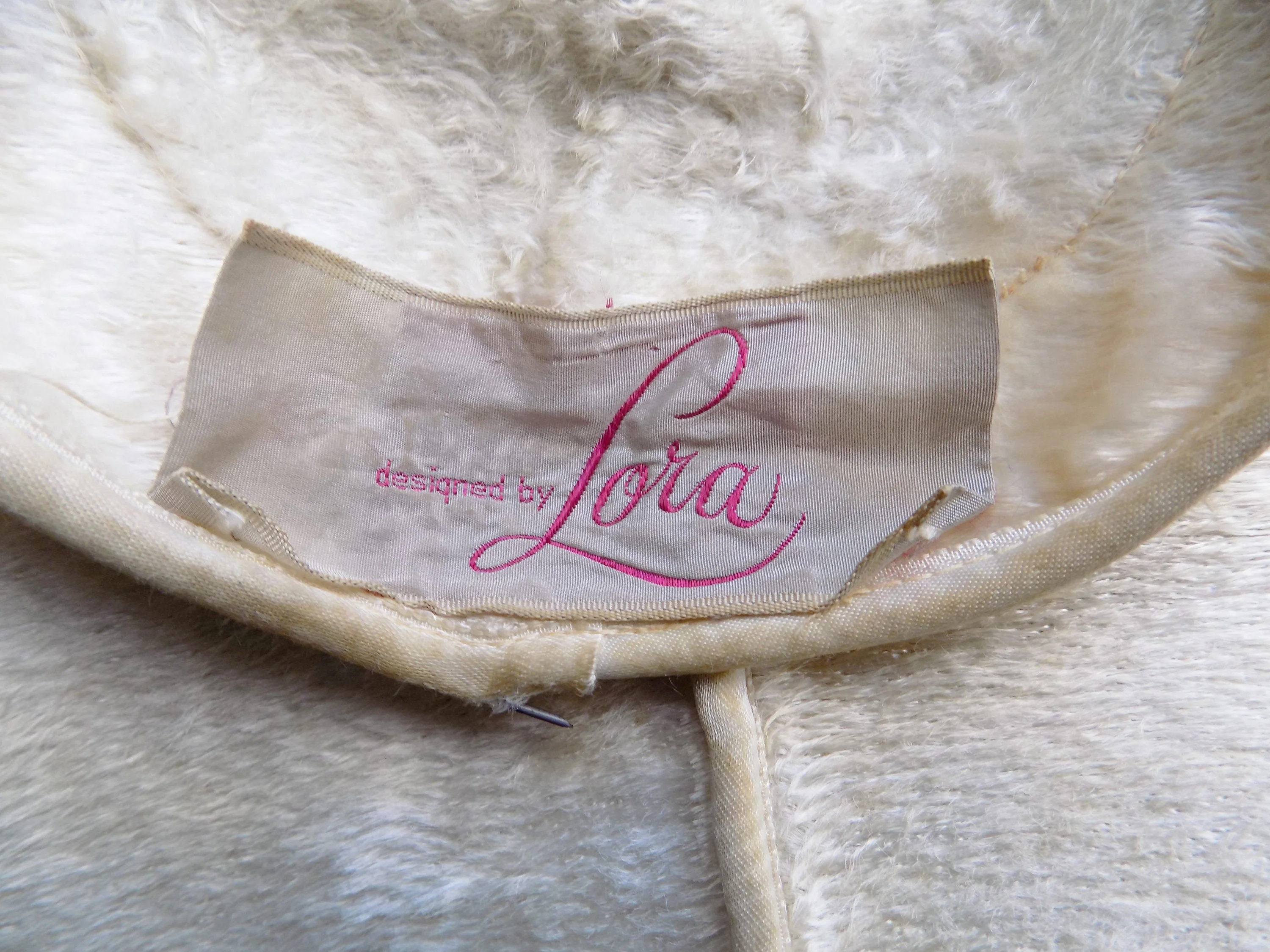 Rare 50s Wide Picture Hat Covered In White Malibu Feathers Designed by Lora Partially Restored Feathers Glamour Runway by Lora - Image 7