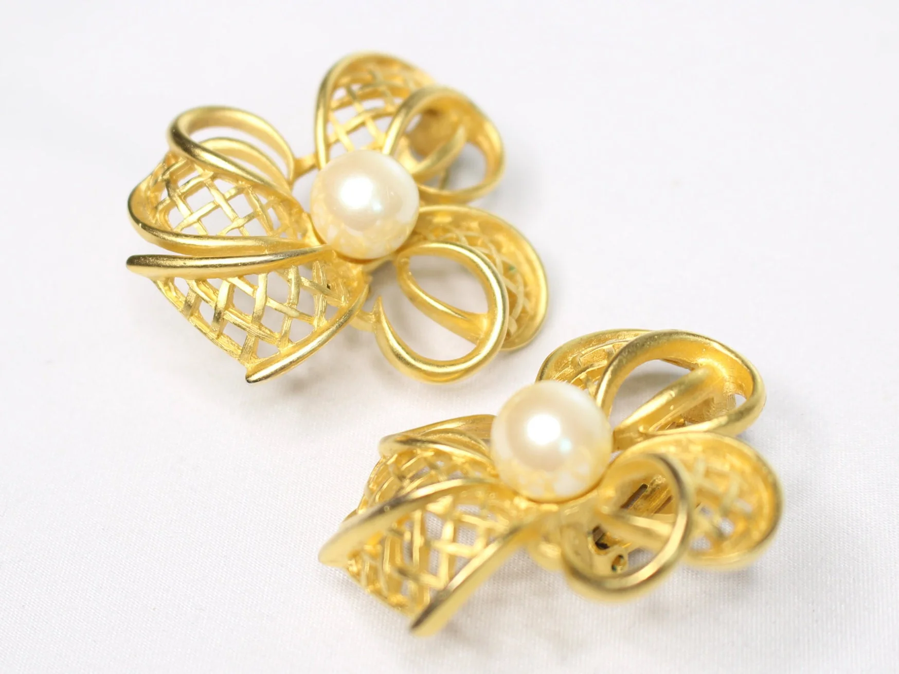 Ribbon Clover Bow Statement Earrings with Pearl Center - Image 4