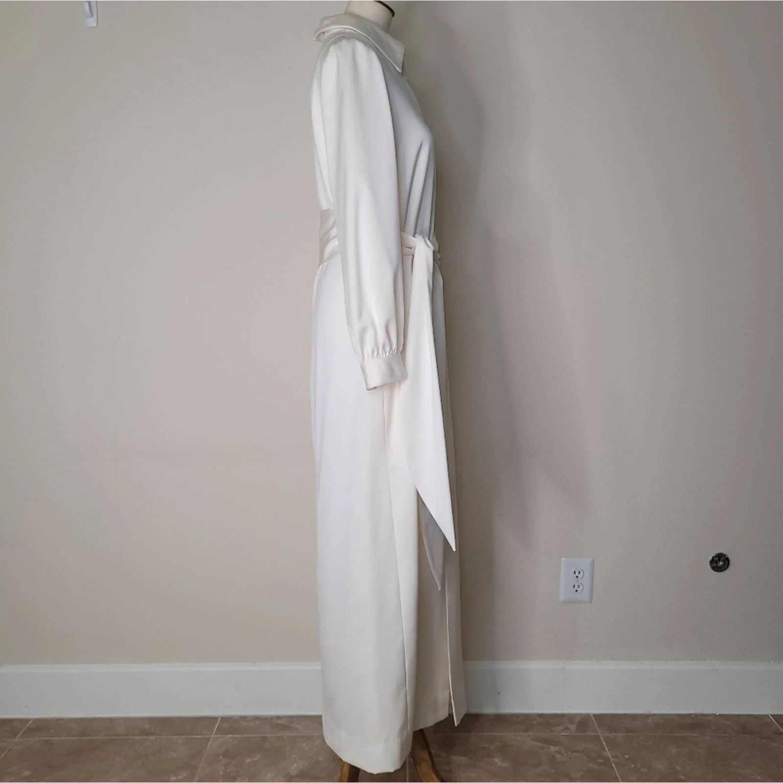 Sakowitz Vintage Ivory Collared Long-Sleeved Maxi Tie Dress - L by Robert Courtney - Image 3