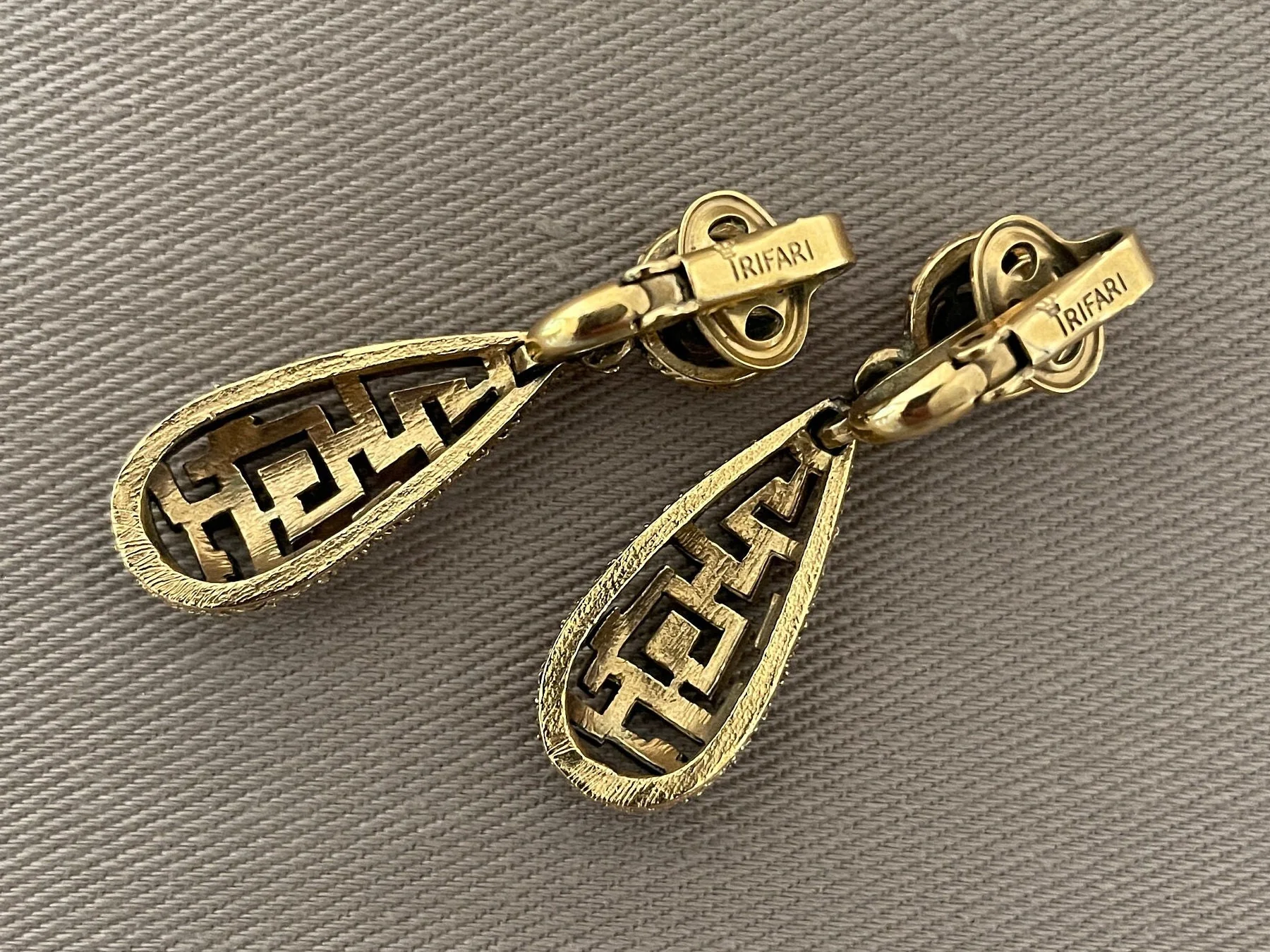 Signed Trifari Etruscan Textured Drop Dangle Clip-On Statement Earrings by Trifari - Image 4