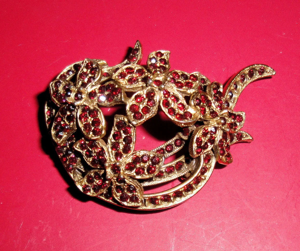 Signed Vogue Brooch Red Tiny Inset Rhinestone Floral Abstract On Gold Tone Metal Perfectly Lovely 50s Vintage Three Dimensional Design - Image 3