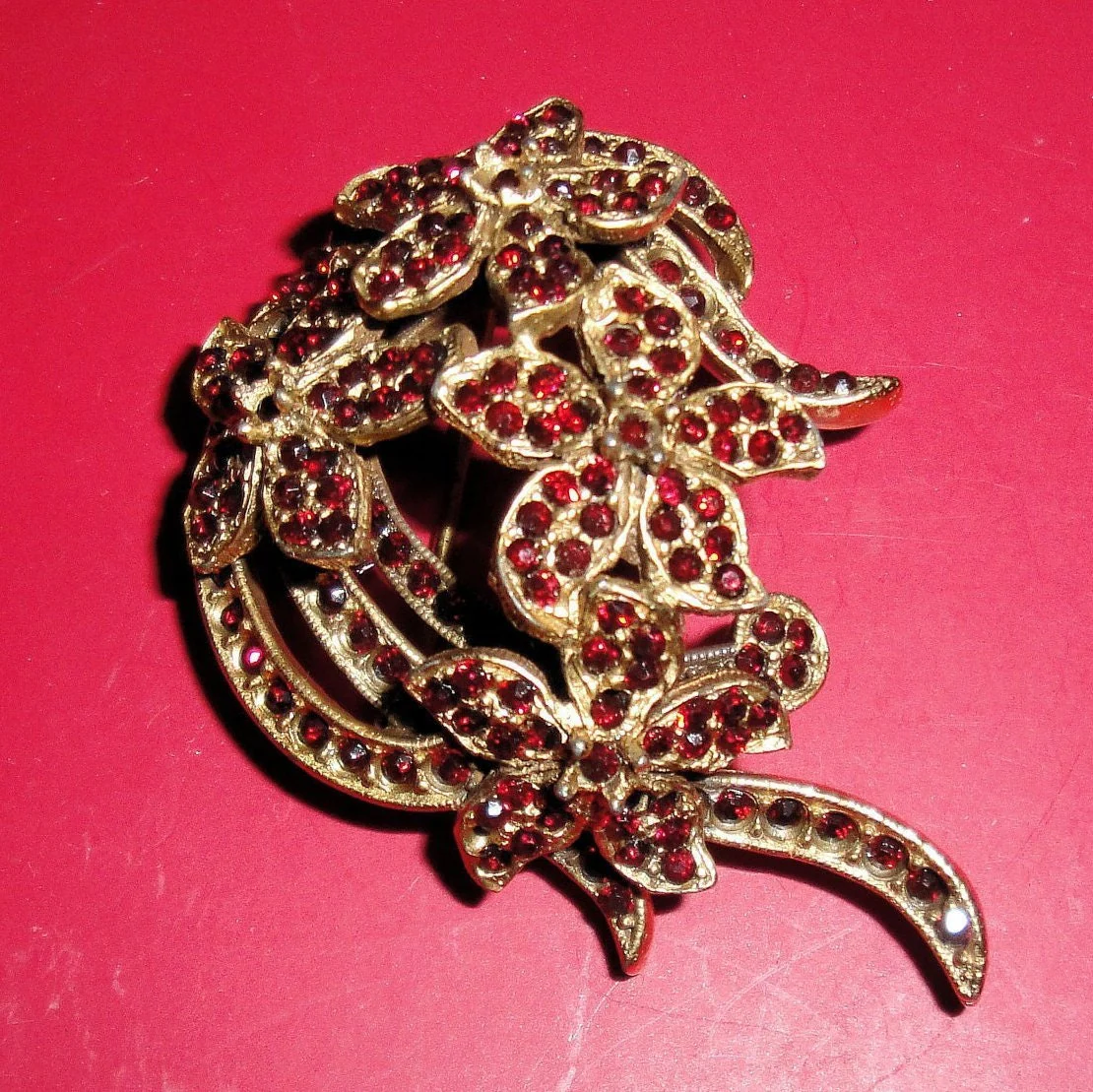 Signed Vogue Brooch Red Tiny Inset Rhinestone Floral Abstract On Gold Tone Metal Perfectly Lovely 50s Vintage Three Dimensional Design - Image 4
