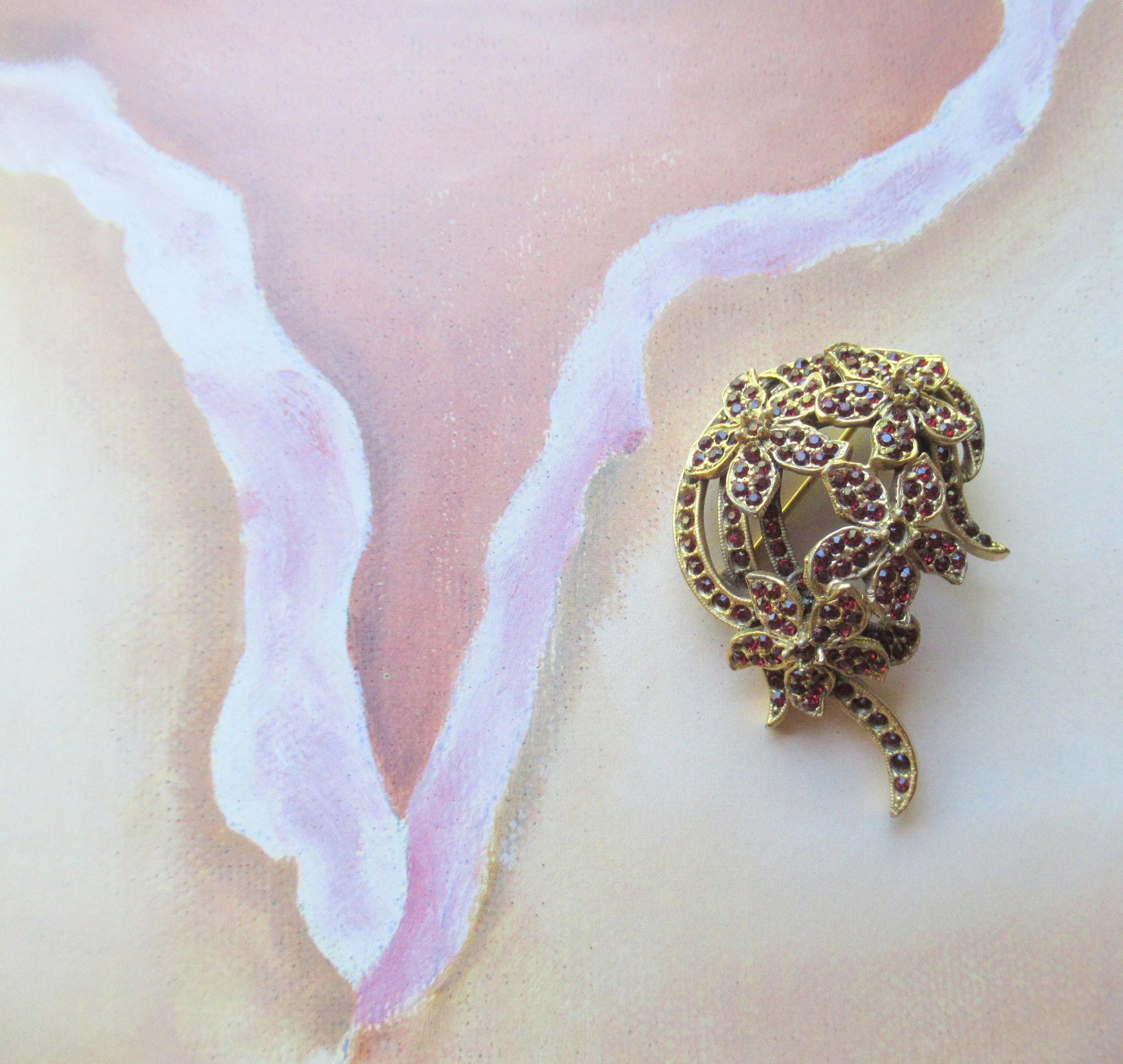 Signed Vogue Brooch Red Tiny Inset Rhinestone Floral Abstract On Gold Tone Metal Perfectly Lovely 50s Vintage Three Dimensional Design - Image 5
