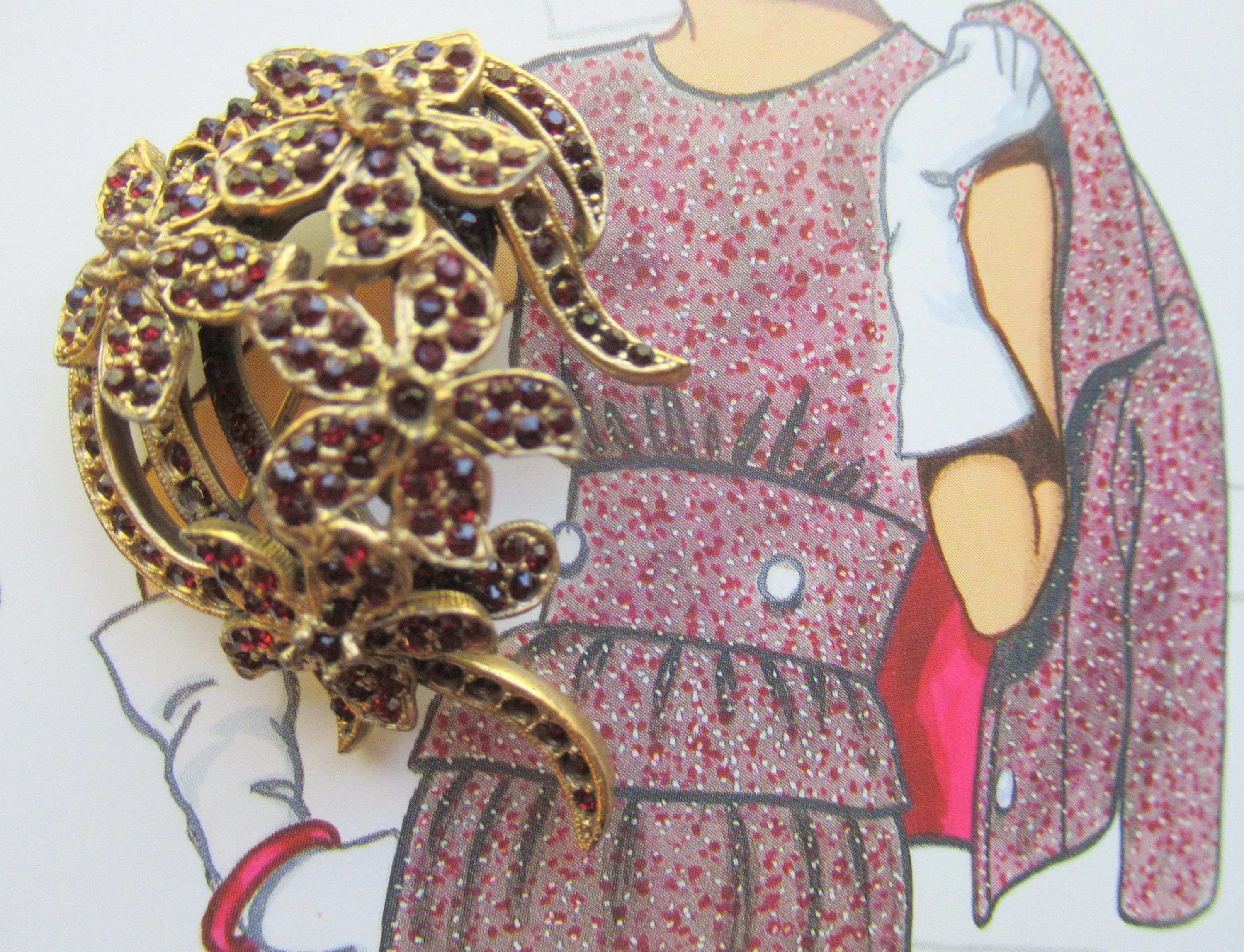 Signed Vogue Brooch Red Tiny Inset Rhinestone Floral Abstract On Gold Tone Metal Perfectly Lovely 50s Vintage Three Dimensional Design - Image 6
