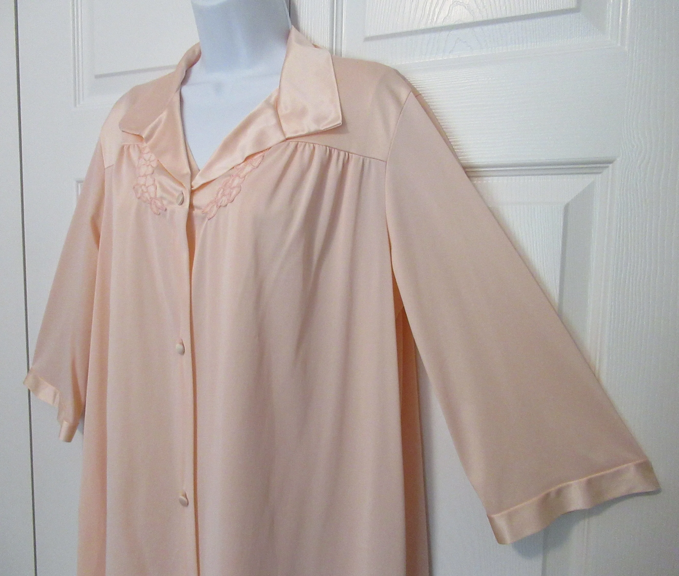 Sz Med 41 Bust Robe Nylon Elbow Length Sleeve Button Front Pastel Pink Knee Length Vf A-Line Made In Usa Small Stain by Vanity Fair - Image 4