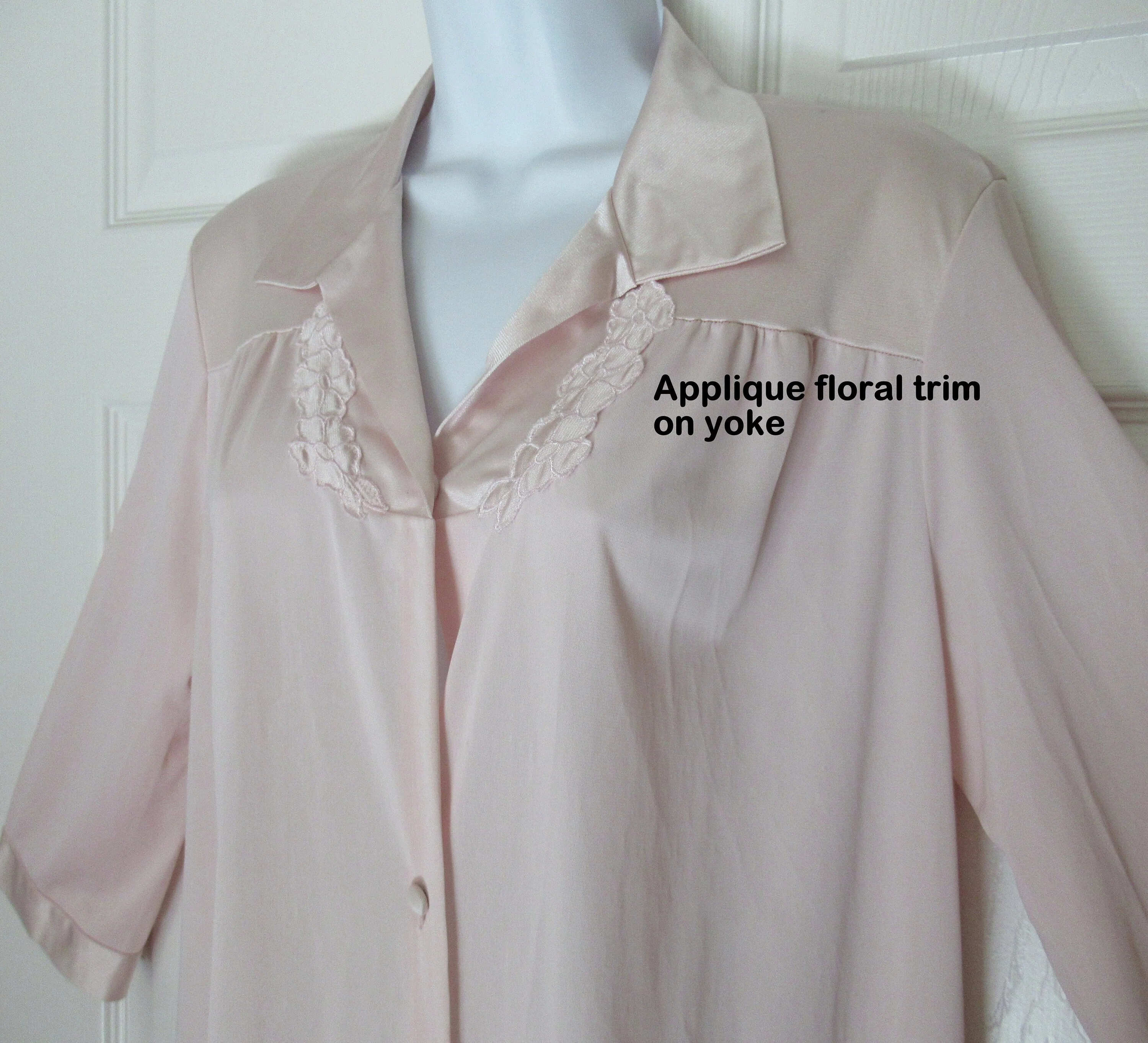 Sz Med 41 Bust Robe Nylon Elbow Length Sleeve Button Front Pastel Pink Knee Length Vf A-Line Made In Usa Small Stain by Vanity Fair - Image 5