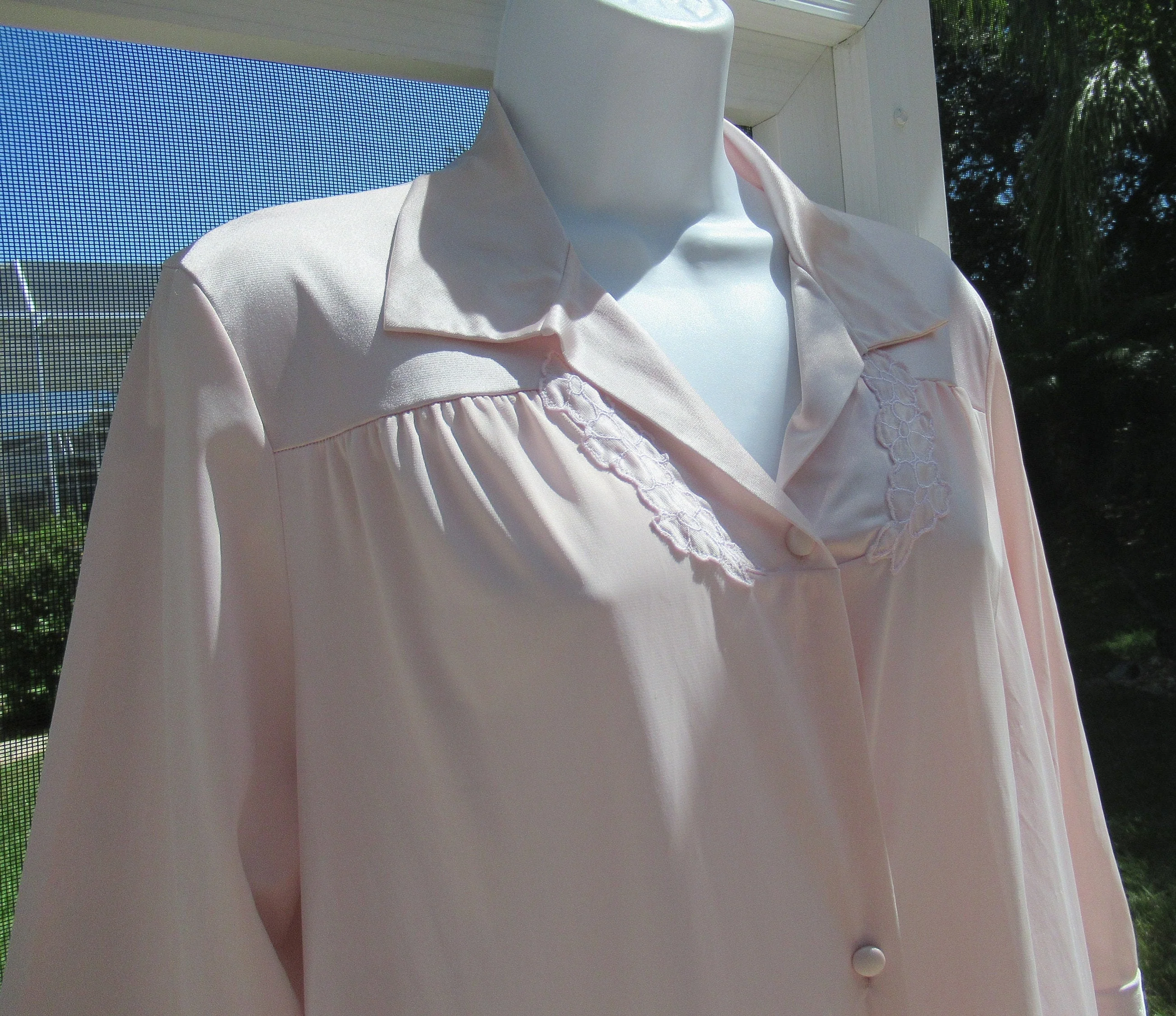 Sz Med 41 Bust Robe Nylon Elbow Length Sleeve Button Front Pastel Pink Knee Length Vf A-Line Made In Usa Small Stain by Vanity Fair - Image 9
