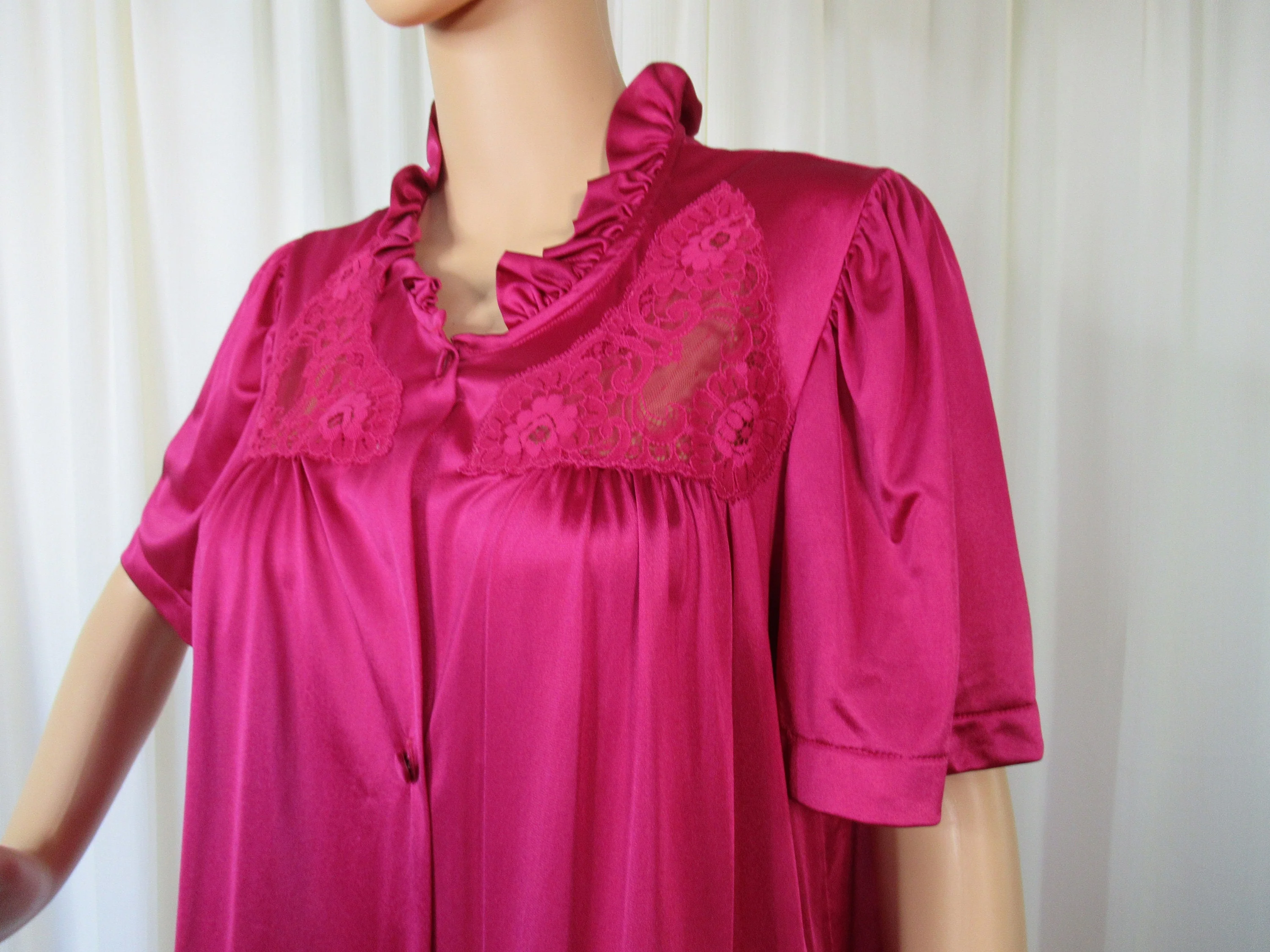 Sz Med Robe Self Ruffle Collar 42 Inch Bust, Bright Pink Nylon, Lace Bodice Inserts, Button Front, Short Sleeve, Made In Usa, Vtg by Lorraine - Image 8