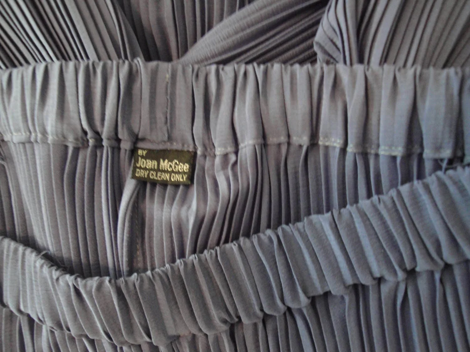 Sz Med Two Piece Set Permanently Pleated Stretchy Unique Lavender Fabric Low Cut Top Full Length Elastic Waist Pant by Joan Mcgee - Image 9