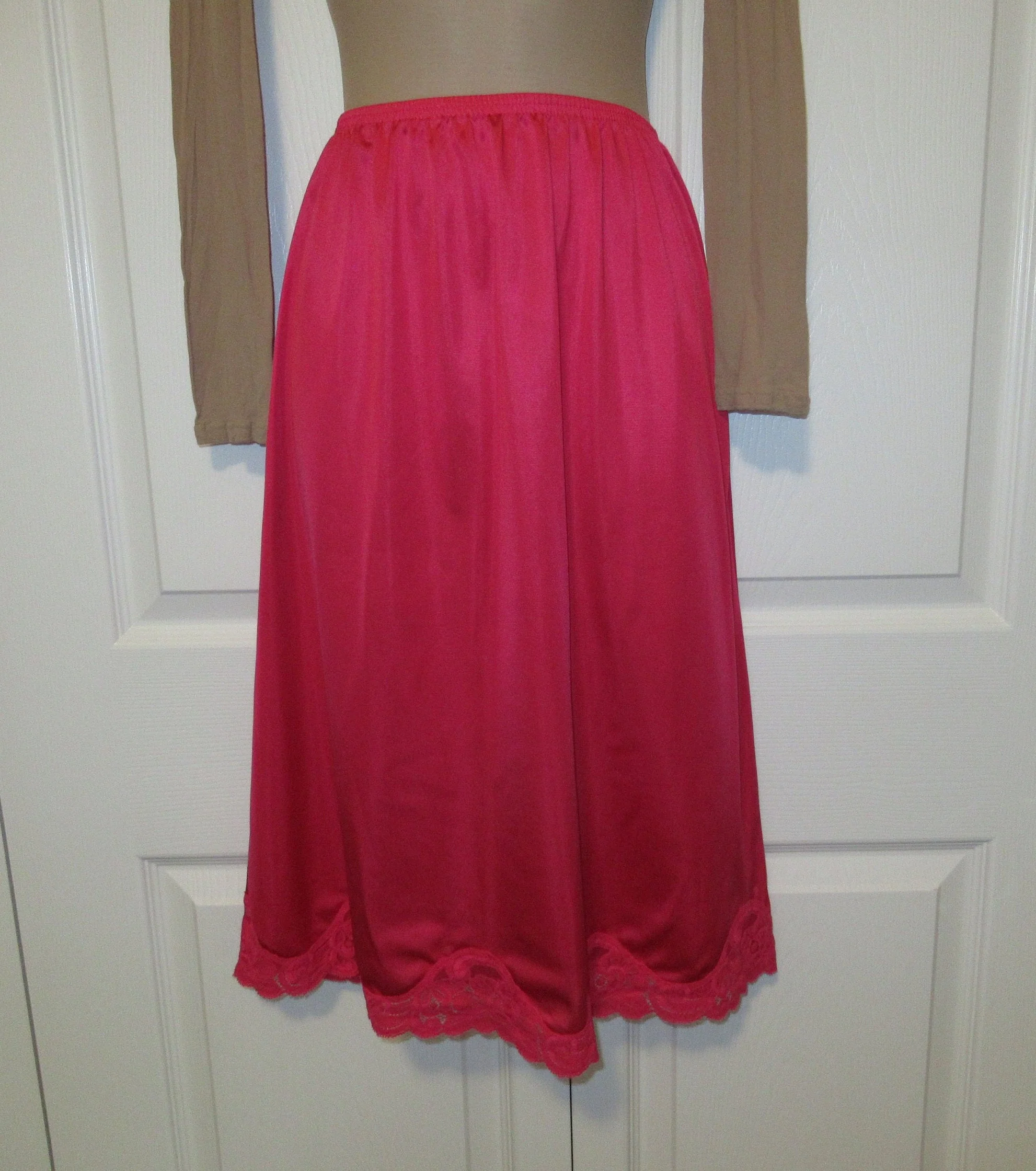 Sz Medium Nylon Half Slip Cherry Red 3 Inch Scalloped Edge Floral Lace Hem Knee Length 24 - 31 Inch Waist Made In Usa Vtg by Vanity Fair - Image 2