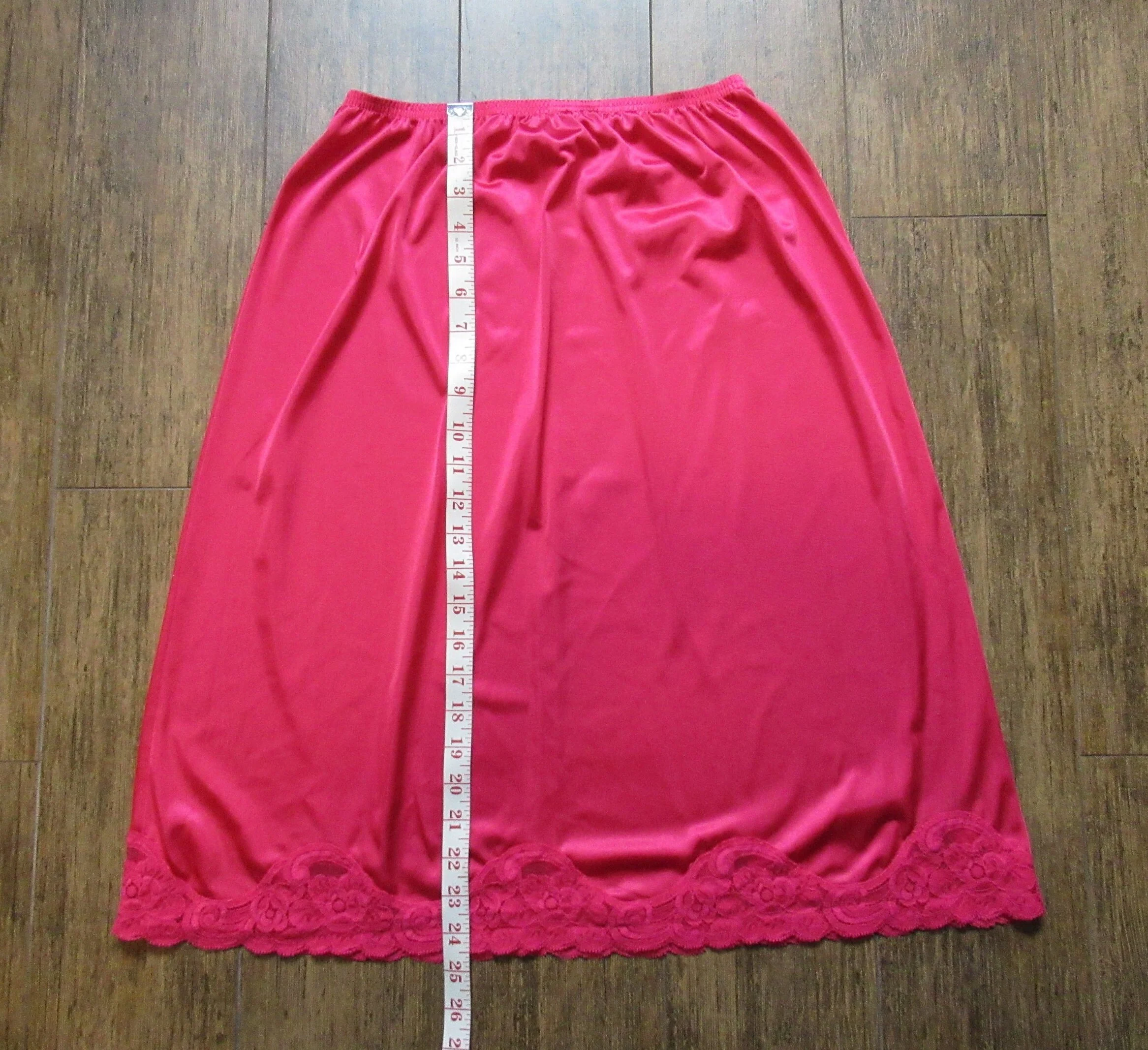 Sz Medium Nylon Half Slip Cherry Red 3 Inch Scalloped Edge Floral Lace Hem Knee Length 24 - 31 Inch Waist Made In Usa Vtg by Vanity Fair - Image 4