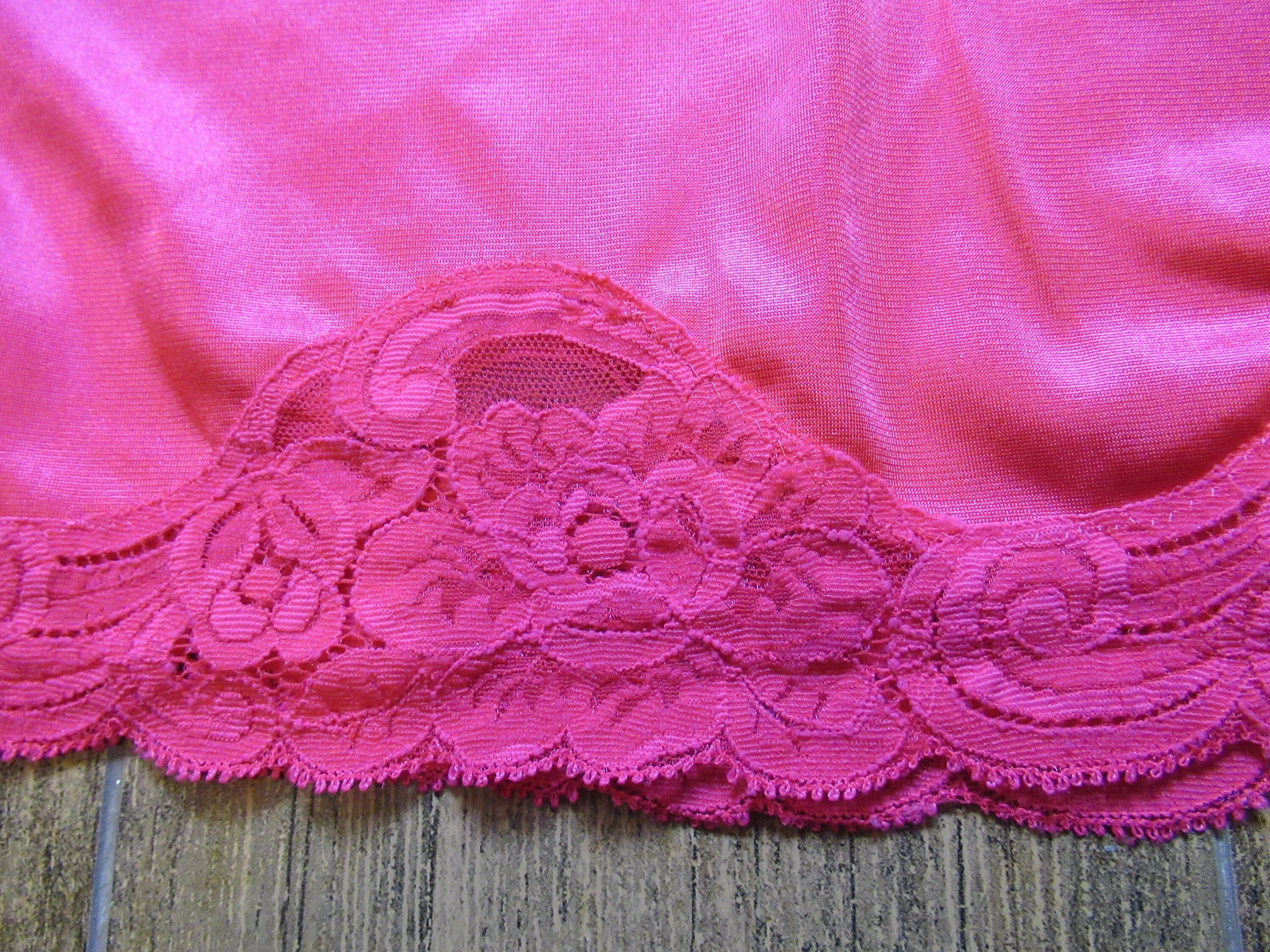 Sz Medium Nylon Half Slip Cherry Red 3 Inch Scalloped Edge Floral Lace Hem Knee Length 24 - 31 Inch Waist Made In Usa Vtg by Vanity Fair - Image 5