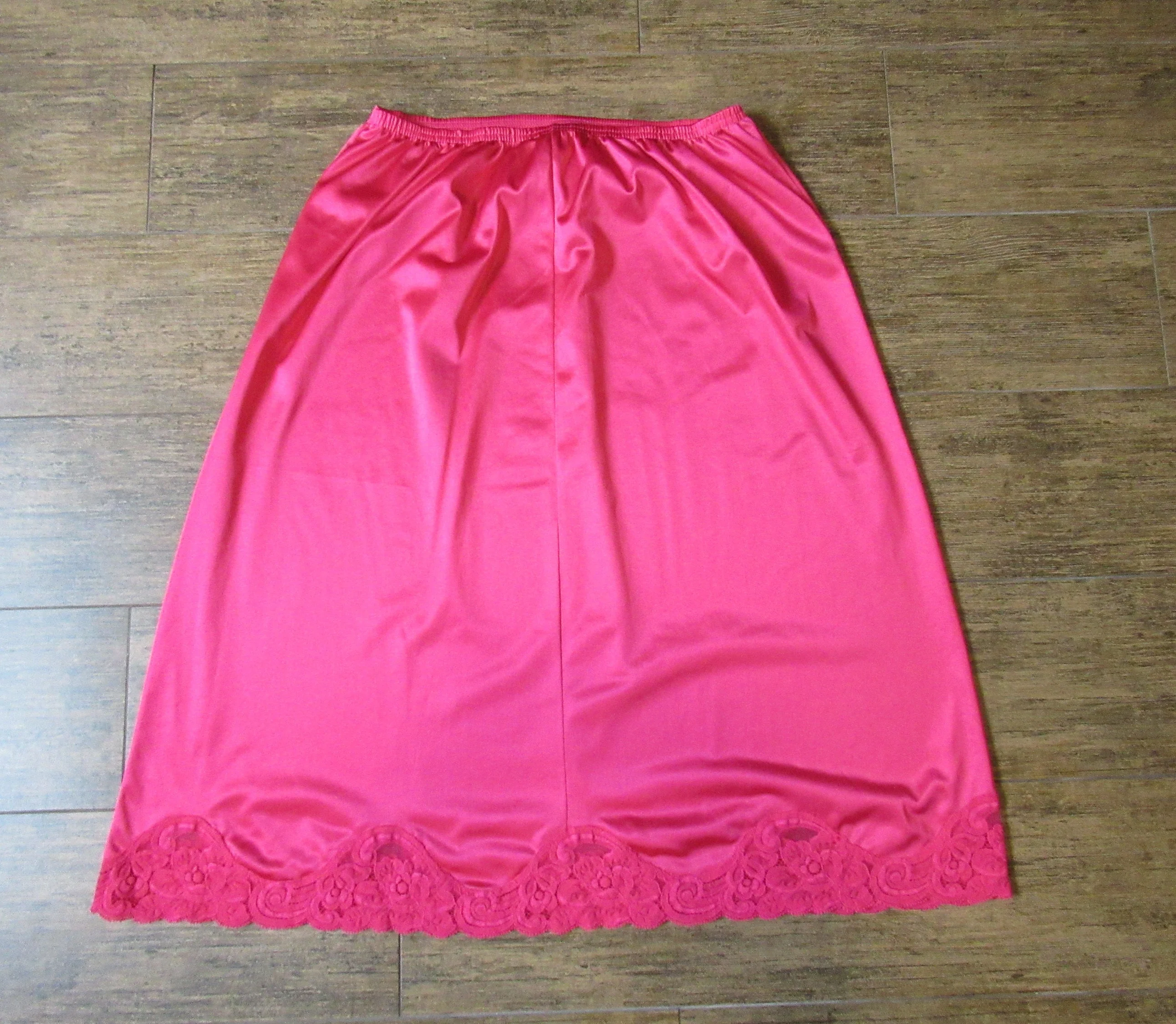 Sz Medium Nylon Half Slip Cherry Red 3 Inch Scalloped Edge Floral Lace Hem Knee Length 24 - 31 Inch Waist Made In Usa Vtg by Vanity Fair - Image 9