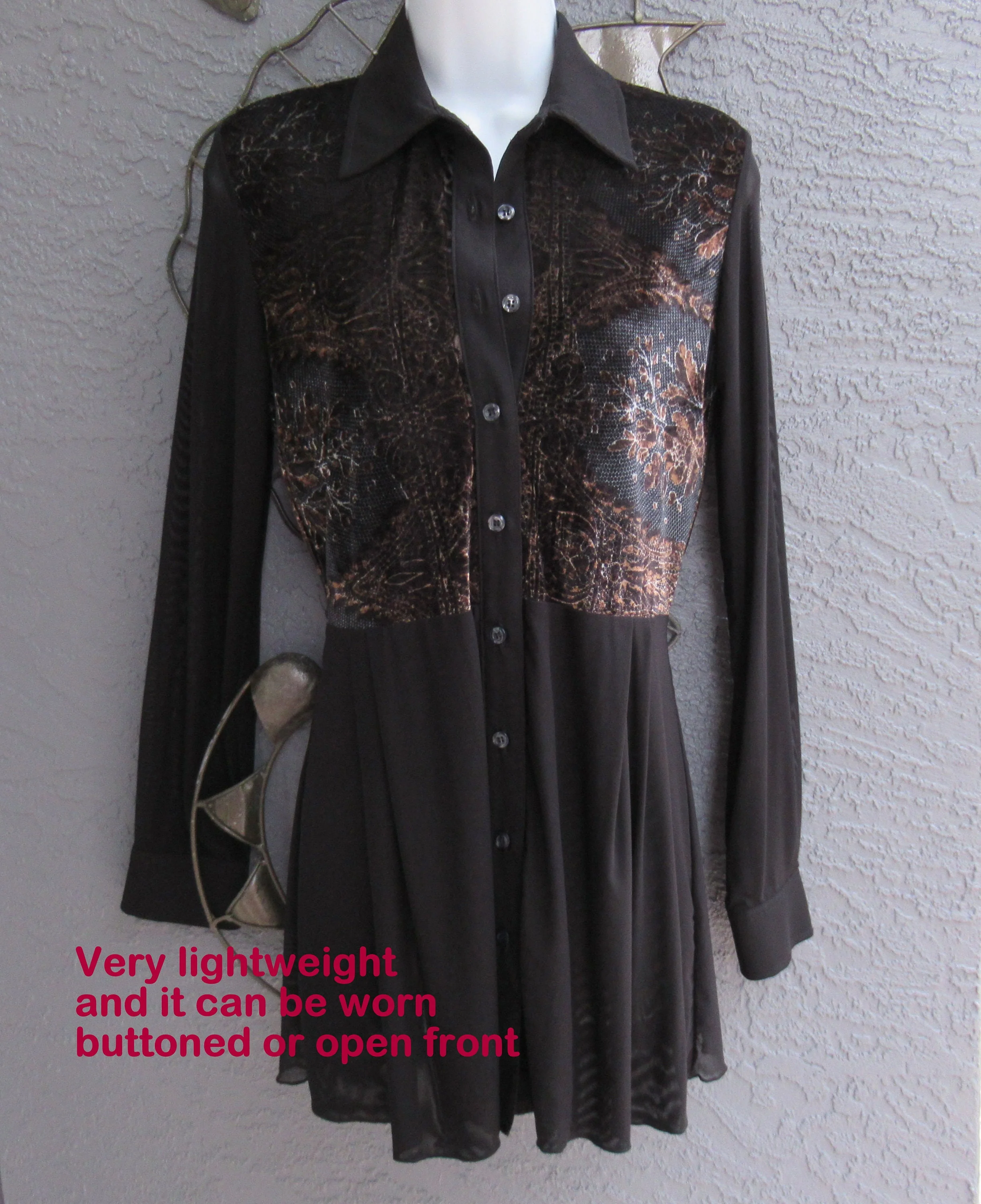 Sz S 34 Bust Blouse Mesmerize Long Sleeve Tunic Length Front Button Made In Usa Black with Velvet Front Panels Polyester and Spandex Vtg - Image 7