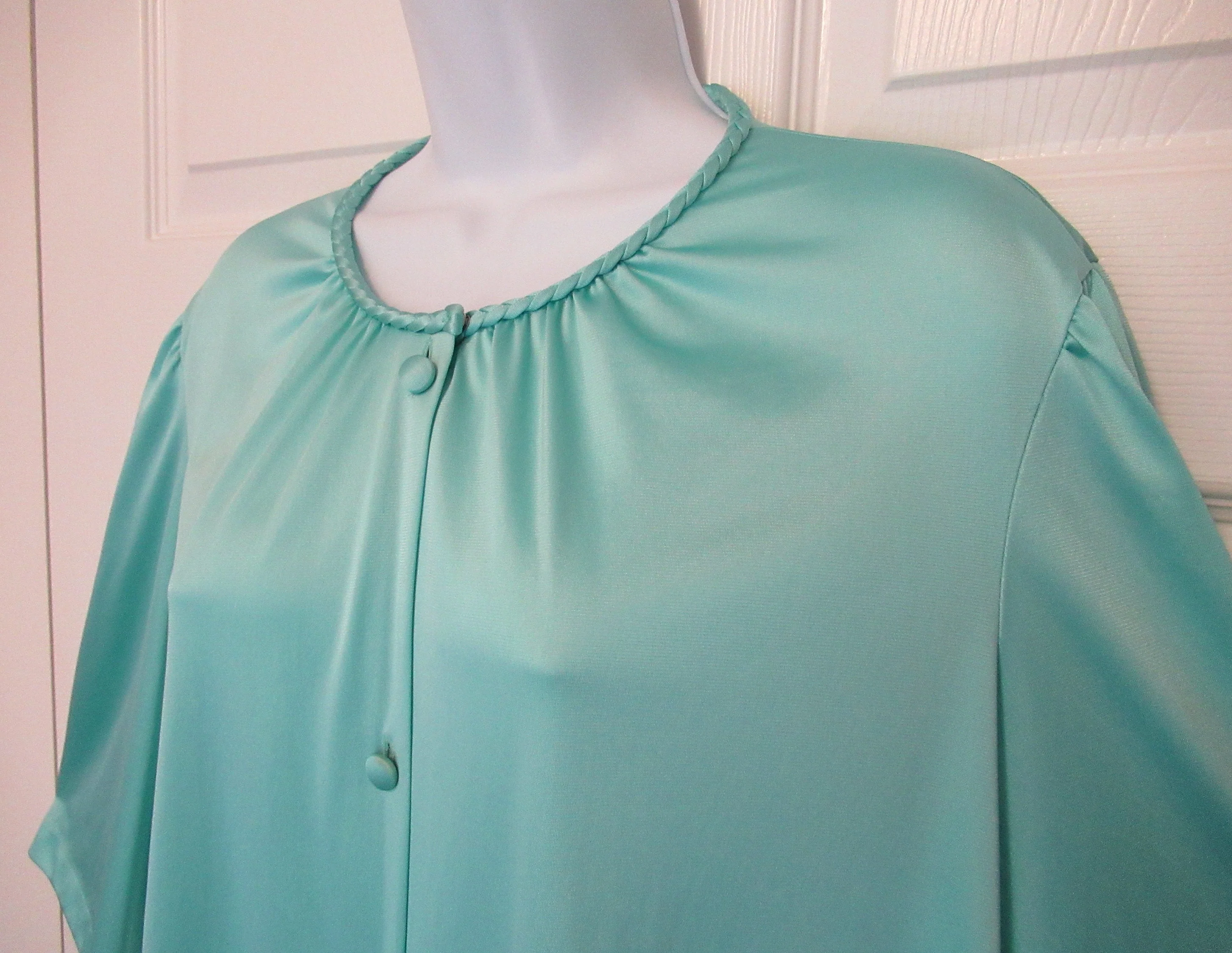 Sz S Robe 43 Bust A-Line Shape Cloth Covered Front Buttons Teal Nylon Knee Length Elbow Length Sleeves Top Braid Trim Vtg by Vanity Fair - Image 5